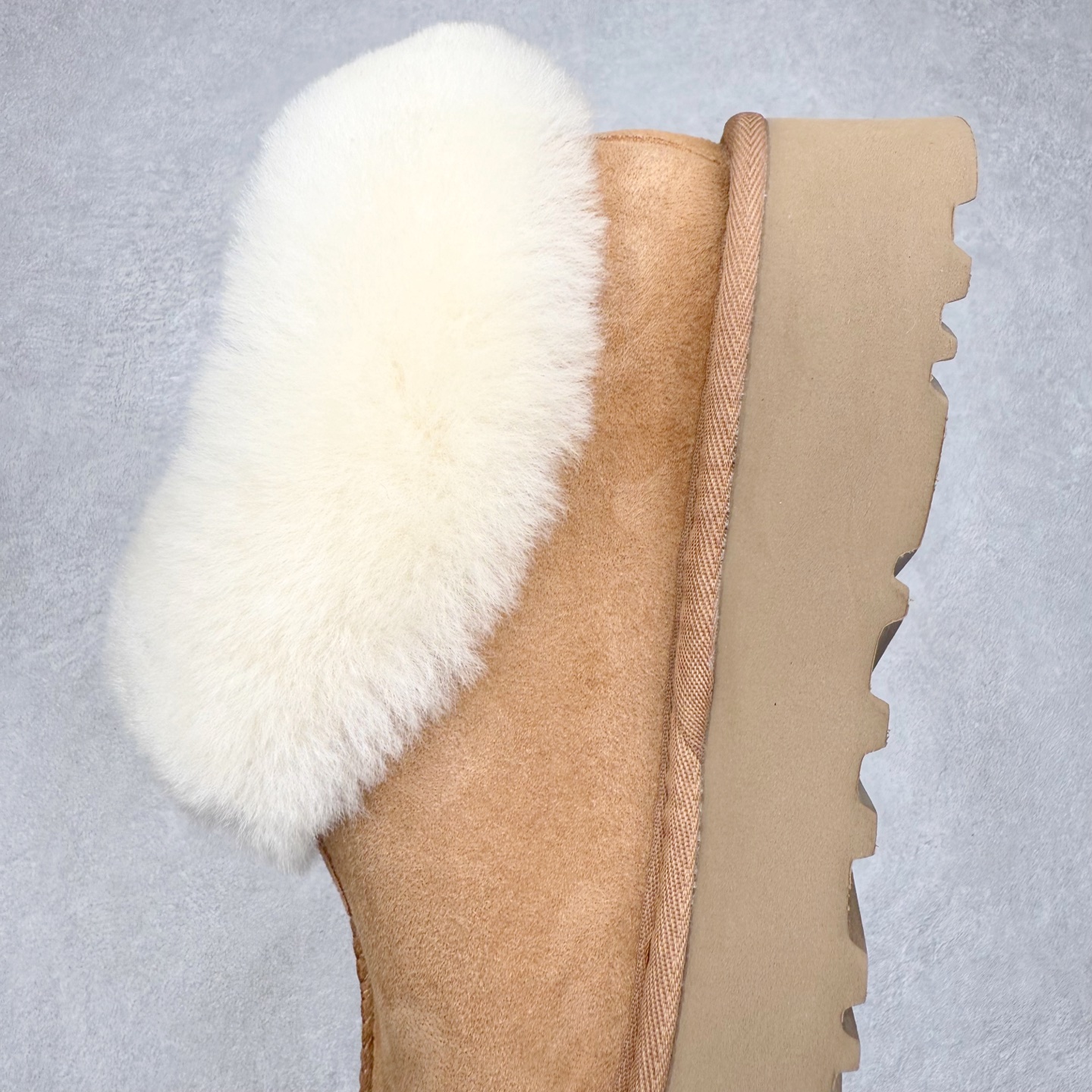 图片[7]-＃GX UGG 4810H 塔次特厚底秋冬羊皮毛一体雪地靴 全鞋采用ZP同厂 隆丰A级澳洲进口羊皮毛一体 品牌代工厂生产线 完全遵循ZP工艺流程 代工厂原厂版师 秉承无原鞋不开发选择 注重每一处细节 市面最正版型 TREADLITE\\\”轻翼\\\”科技外底 轻便/耐用/柔韧/桩型【售后郑重承诺】一个月内若出现重大脱胶/断底等质量问题 直接为您换新！尺码：35 36 37 38 39 40-选品中心