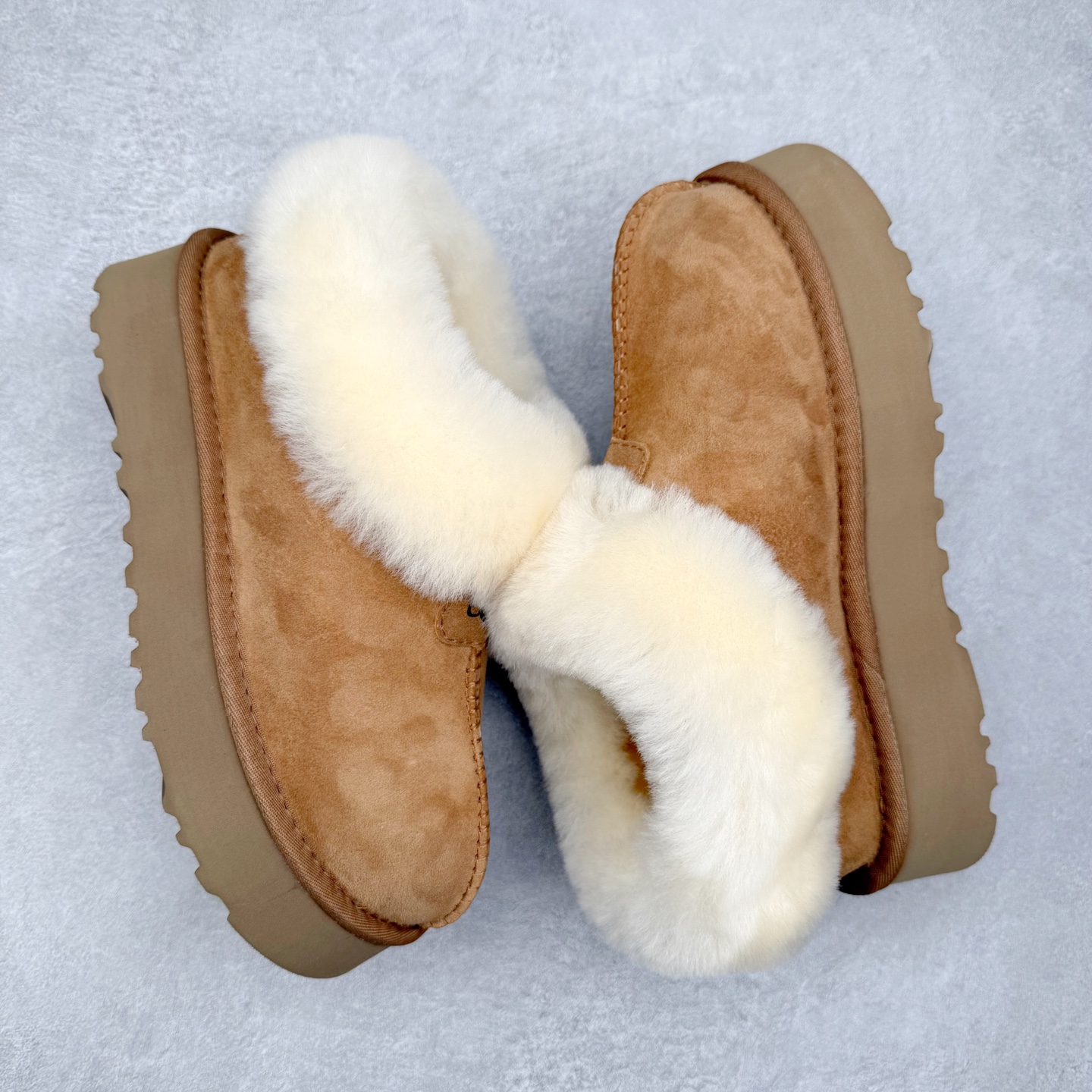 图片[3]-＃GX UGG 4810H 塔次特厚底秋冬羊皮毛一体雪地靴 全鞋采用ZP同厂 隆丰A级澳洲进口羊皮毛一体 品牌代工厂生产线 完全遵循ZP工艺流程 代工厂原厂版师 秉承无原鞋不开发选择 注重每一处细节 市面最正版型 TREADLITE\\\”轻翼\\\”科技外底 轻便/耐用/柔韧/桩型【售后郑重承诺】一个月内若出现重大脱胶/断底等质量问题 直接为您换新！尺码：35 36 37 38 39 40-选品中心