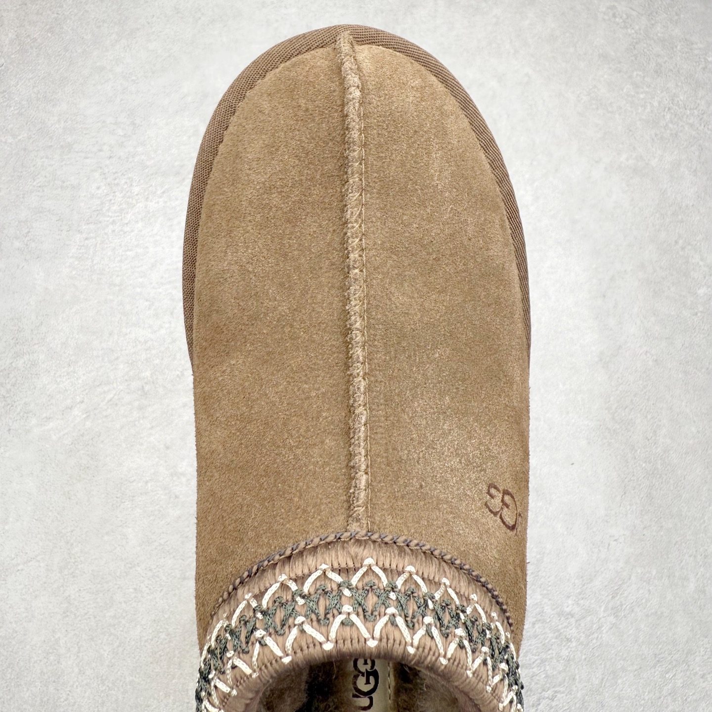 图片[4]-＃GX UGG 2553 经典秋冬羊皮毛一体雪地靴 全鞋采用ZP同厂 隆丰A级澳洲进口羊皮毛一体 品牌代工厂生产线 完全遵循ZP工艺流程 代工厂原厂版师 秉承无原鞋不开发选择 注重每一处细节 市面最正版型 TREADLITE\\\”轻翼\\\”科技外底 轻便/耐用/柔韧/桩型【售后郑重承诺】一个月内若出现重大脱胶/断底等质量问题 直接为您换新！尺码：35 36 37 38 39 40-选品中心