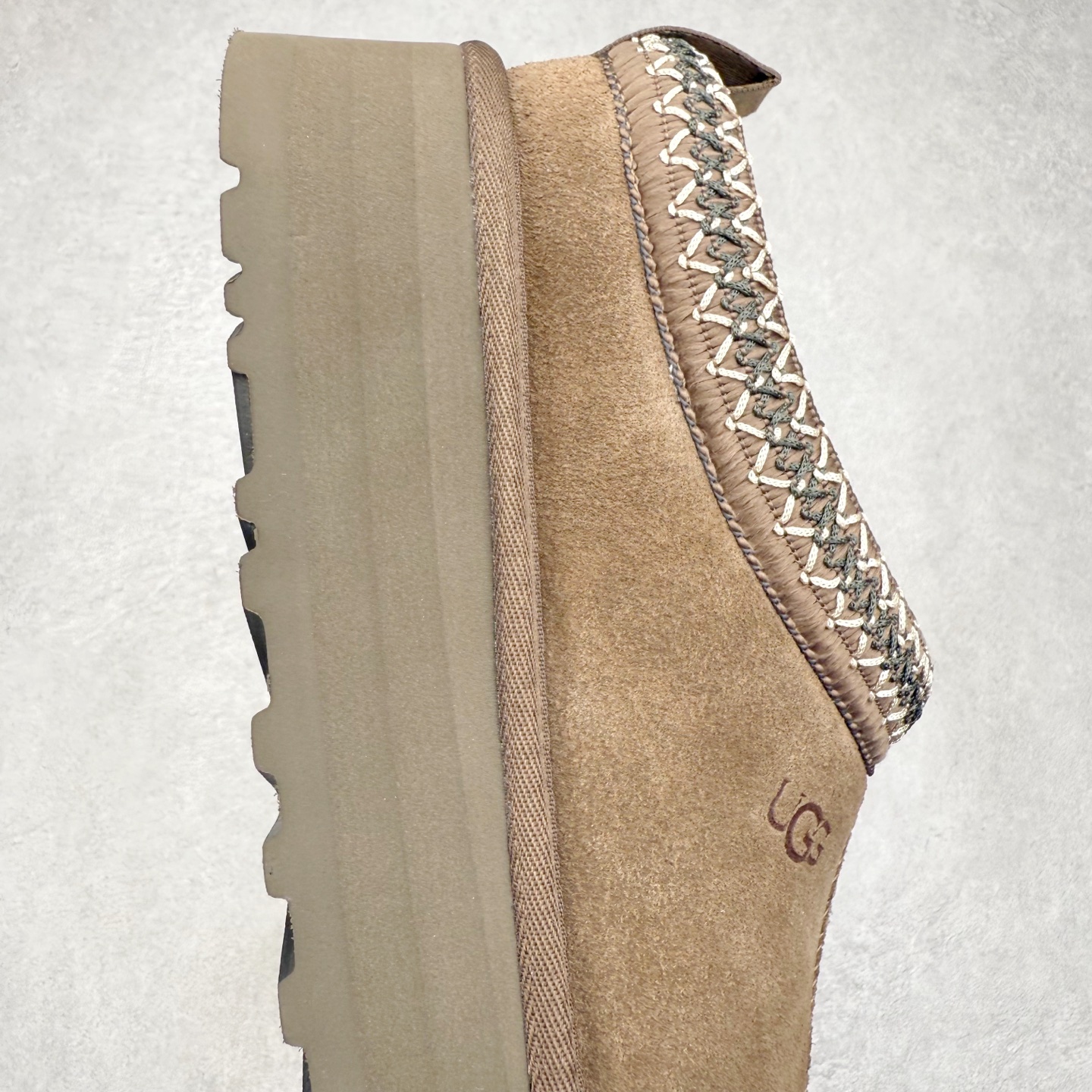 图片[6]-＃GX UGG 2553 经典秋冬羊皮毛一体雪地靴 全鞋采用ZP同厂 隆丰A级澳洲进口羊皮毛一体 品牌代工厂生产线 完全遵循ZP工艺流程 代工厂原厂版师 秉承无原鞋不开发选择 注重每一处细节 市面最正版型 TREADLITE\\\”轻翼\\\”科技外底 轻便/耐用/柔韧/桩型【售后郑重承诺】一个月内若出现重大脱胶/断底等质量问题 直接为您换新！尺码：35 36 37 38 39 40-选品中心