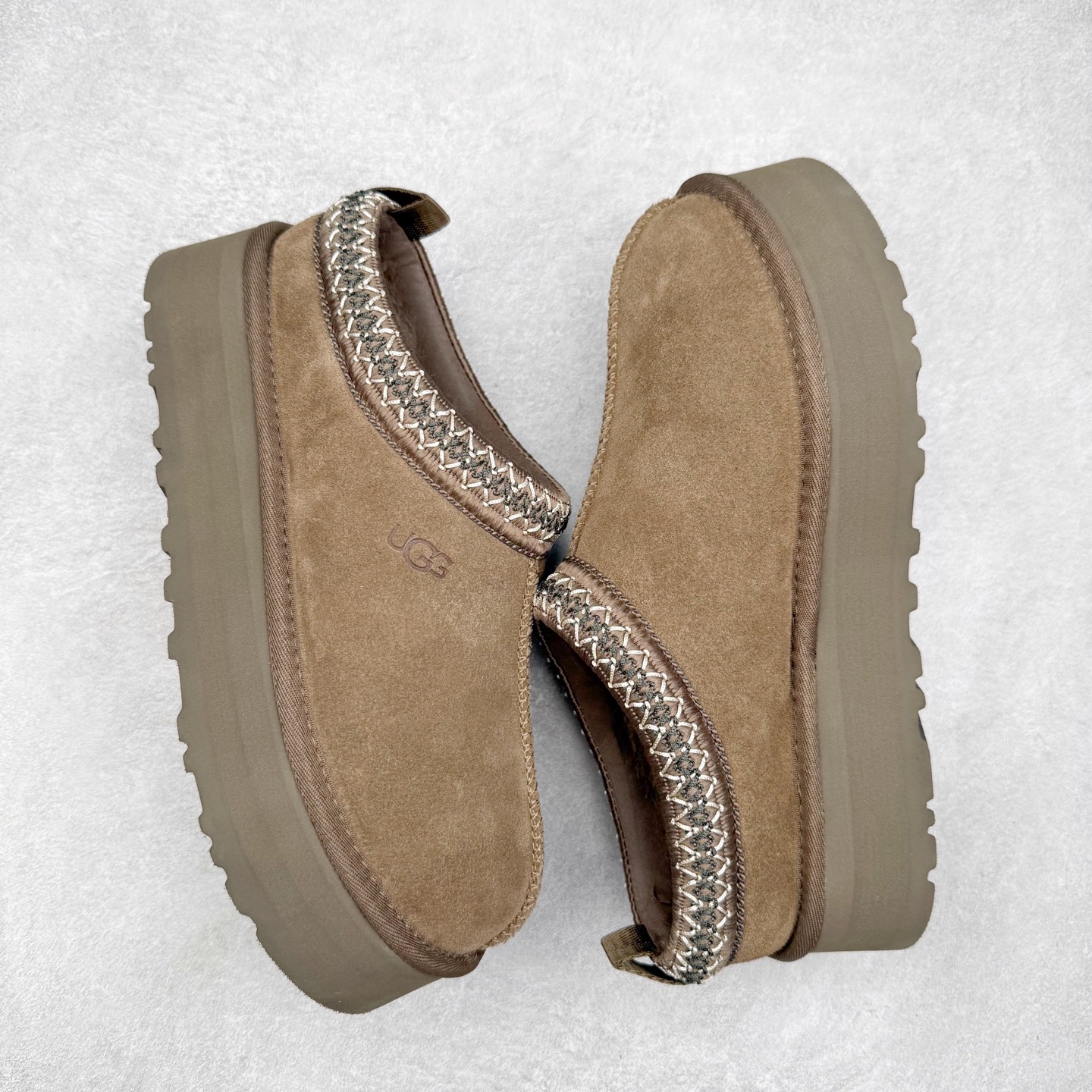 图片[3]-＃GX UGG 2553 经典秋冬羊皮毛一体雪地靴 全鞋采用ZP同厂 隆丰A级澳洲进口羊皮毛一体 品牌代工厂生产线 完全遵循ZP工艺流程 代工厂原厂版师 秉承无原鞋不开发选择 注重每一处细节 市面最正版型 TREADLITE\\\”轻翼\\\”科技外底 轻便/耐用/柔韧/桩型【售后郑重承诺】一个月内若出现重大脱胶/断底等质量问题 直接为您换新！尺码：35 36 37 38 39 40-选品中心