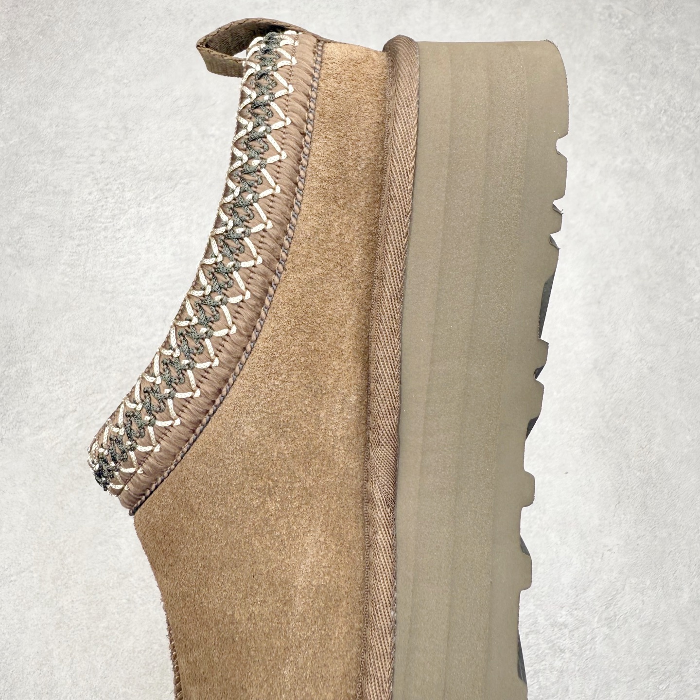 图片[7]-＃GX UGG 2553 经典秋冬羊皮毛一体雪地靴 全鞋采用ZP同厂 隆丰A级澳洲进口羊皮毛一体 品牌代工厂生产线 完全遵循ZP工艺流程 代工厂原厂版师 秉承无原鞋不开发选择 注重每一处细节 市面最正版型 TREADLITE\\\”轻翼\\\”科技外底 轻便/耐用/柔韧/桩型【售后郑重承诺】一个月内若出现重大脱胶/断底等质量问题 直接为您换新！尺码：35 36 37 38 39 40-选品中心