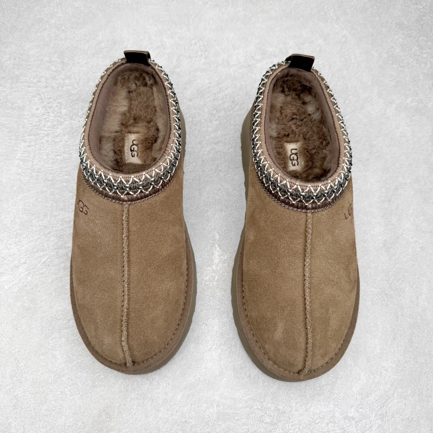 图片[2]-＃GX UGG 2553 经典秋冬羊皮毛一体雪地靴 全鞋采用ZP同厂 隆丰A级澳洲进口羊皮毛一体 品牌代工厂生产线 完全遵循ZP工艺流程 代工厂原厂版师 秉承无原鞋不开发选择 注重每一处细节 市面最正版型 TREADLITE\\\”轻翼\\\”科技外底 轻便/耐用/柔韧/桩型【售后郑重承诺】一个月内若出现重大脱胶/断底等质量问题 直接为您换新！尺码：35 36 37 38 39 40-选品中心