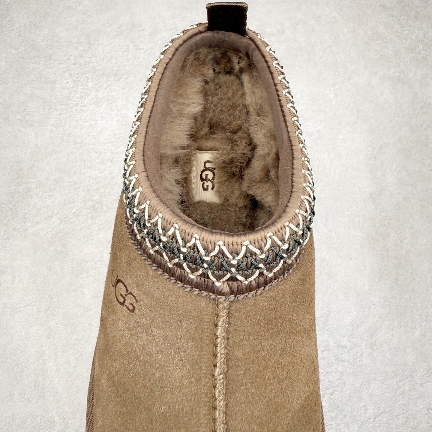 图片[5]-＃GX UGG 2553 经典秋冬羊皮毛一体雪地靴 全鞋采用ZP同厂 隆丰A级澳洲进口羊皮毛一体 品牌代工厂生产线 完全遵循ZP工艺流程 代工厂原厂版师 秉承无原鞋不开发选择 注重每一处细节 市面最正版型 TREADLITE\\\”轻翼\\\”科技外底 轻便/耐用/柔韧/桩型【售后郑重承诺】一个月内若出现重大脱胶/断底等质量问题 直接为您换新！尺码：35 36 37 38 39 40-选品中心