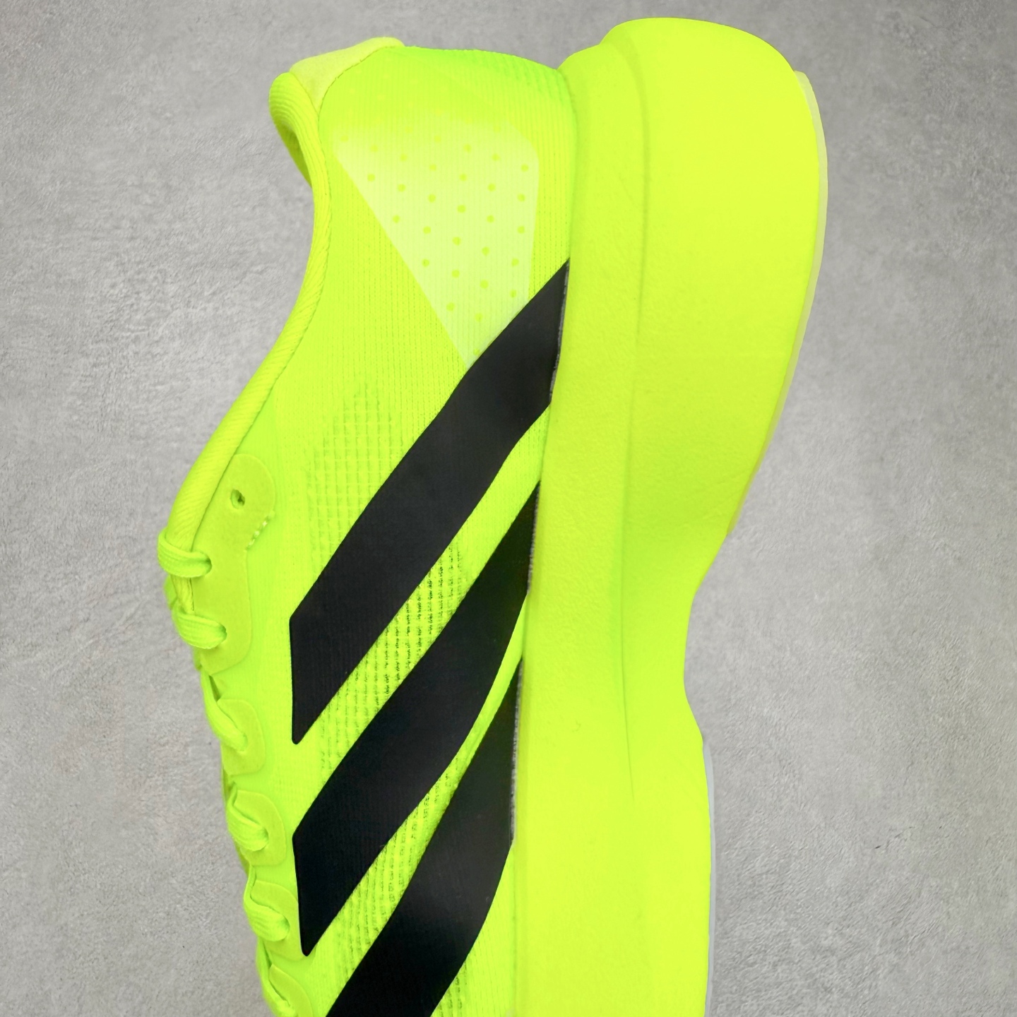 图片[7]-＃纯原 AD Adizero Eva SL M 零度进化版系列低帮轻便透气竞速休闲运动慢跑鞋 JP3416 相信大家对去年 adidas 横空出世的「顶级超跑」adiZero Adios Pro EVO 1 记忆犹新！不仅登顶阿迪史上最轻跑鞋宝座，更在接下来的全球马拉松赛事中，持续书写着惊人成绩，被网友戏称新一代「阿迪神鞋」全网刷屏！极简设计语言与强烈速度感和存在感的鞋侧三线，让人过目不忘，特别种草！其中定位于中长跑训练的 adidas Adizero Evo SL，整体外观造型与 adiZero Adios Pro EVO 1 非常相似。中底配置方面搭载全掌 Lightstrike Pro，鞋面采用透气网面示人，契合日常训练鞋的定位，更加耐用。外底给到了马牌橡胶，及类似上代竞速旗舰 adidas Adizero Adios Pro 3 区域分布。整体看下来无论是外观的鲜明辨识度，还是配置的扎实程度都很顶。尺码：36 36⅔ 37⅓ 38 38⅔ 39⅓ 40 40⅔ 41⅓ 42 42⅔ 43⅓ 44 44⅔ 45⅓ 46⅓-选品中心