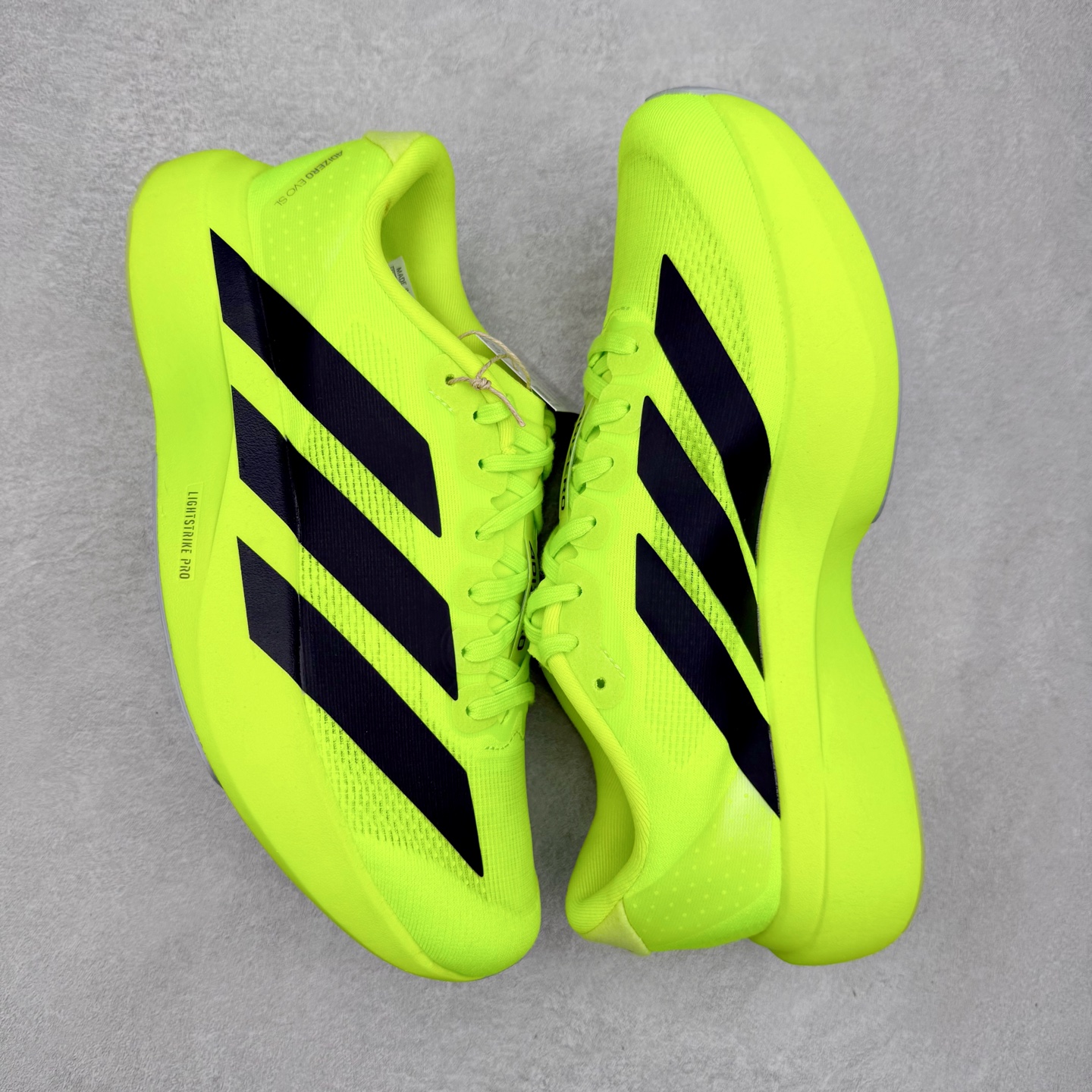 图片[3]-＃纯原 AD Adizero Eva SL M 零度进化版系列低帮轻便透气竞速休闲运动慢跑鞋 JP3416 相信大家对去年 adidas 横空出世的「顶级超跑」adiZero Adios Pro EVO 1 记忆犹新！不仅登顶阿迪史上最轻跑鞋宝座，更在接下来的全球马拉松赛事中，持续书写着惊人成绩，被网友戏称新一代「阿迪神鞋」全网刷屏！极简设计语言与强烈速度感和存在感的鞋侧三线，让人过目不忘，特别种草！其中定位于中长跑训练的 adidas Adizero Evo SL，整体外观造型与 adiZero Adios Pro EVO 1 非常相似。中底配置方面搭载全掌 Lightstrike Pro，鞋面采用透气网面示人，契合日常训练鞋的定位，更加耐用。外底给到了马牌橡胶，及类似上代竞速旗舰 adidas Adizero Adios Pro 3 区域分布。整体看下来无论是外观的鲜明辨识度，还是配置的扎实程度都很顶。尺码：36 36⅔ 37⅓ 38 38⅔ 39⅓ 40 40⅔ 41⅓ 42 42⅔ 43⅓ 44 44⅔ 45⅓ 46⅓-选品中心