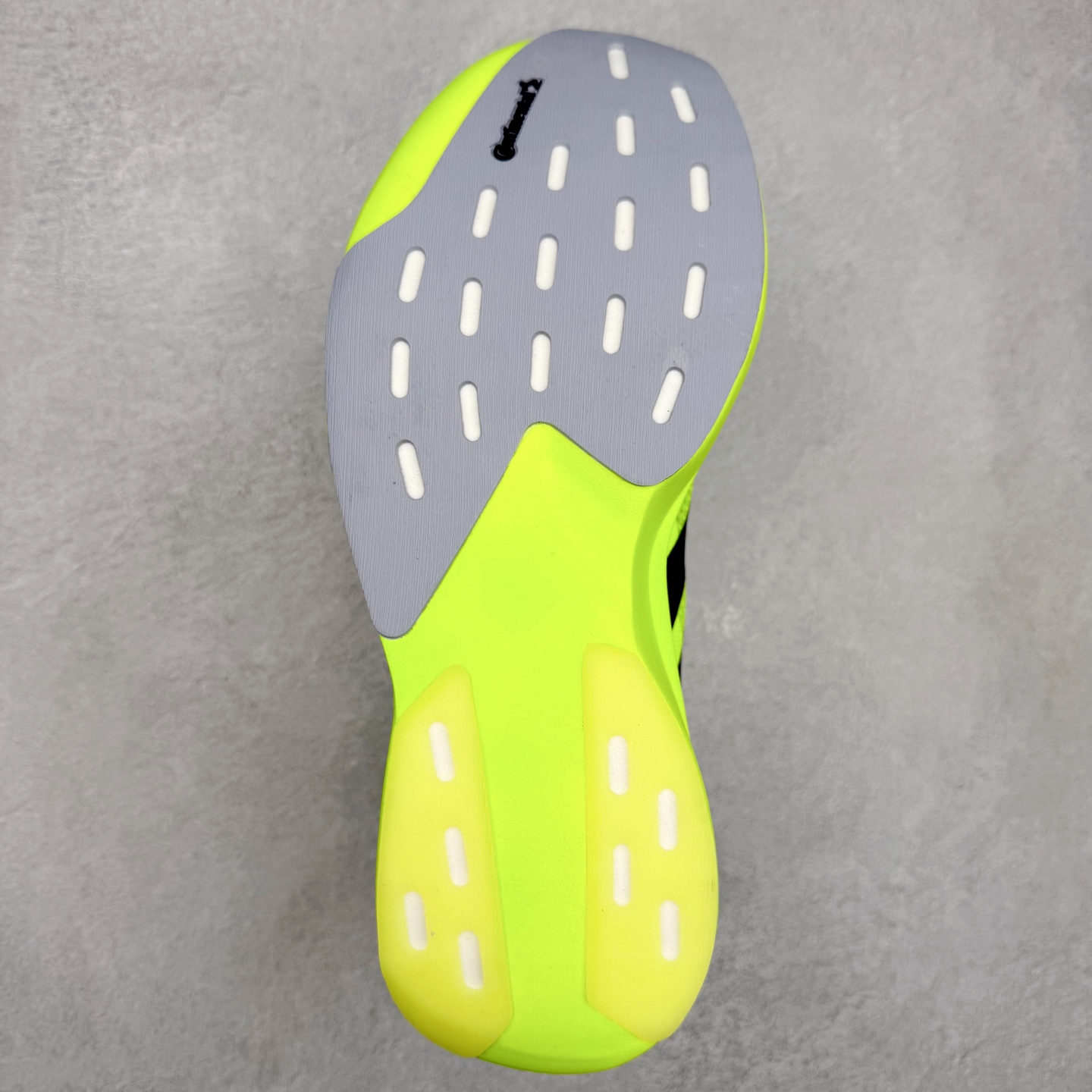 图片[9]-＃纯原 AD Adizero Eva SL M 零度进化版系列低帮轻便透气竞速休闲运动慢跑鞋 JP3416 相信大家对去年 adidas 横空出世的「顶级超跑」adiZero Adios Pro EVO 1 记忆犹新！不仅登顶阿迪史上最轻跑鞋宝座，更在接下来的全球马拉松赛事中，持续书写着惊人成绩，被网友戏称新一代「阿迪神鞋」全网刷屏！极简设计语言与强烈速度感和存在感的鞋侧三线，让人过目不忘，特别种草！其中定位于中长跑训练的 adidas Adizero Evo SL，整体外观造型与 adiZero Adios Pro EVO 1 非常相似。中底配置方面搭载全掌 Lightstrike Pro，鞋面采用透气网面示人，契合日常训练鞋的定位，更加耐用。外底给到了马牌橡胶，及类似上代竞速旗舰 adidas Adizero Adios Pro 3 区域分布。整体看下来无论是外观的鲜明辨识度，还是配置的扎实程度都很顶。尺码：36 36⅔ 37⅓ 38 38⅔ 39⅓ 40 40⅔ 41⅓ 42 42⅔ 43⅓ 44 44⅔ 45⅓ 46⅓-选品中心