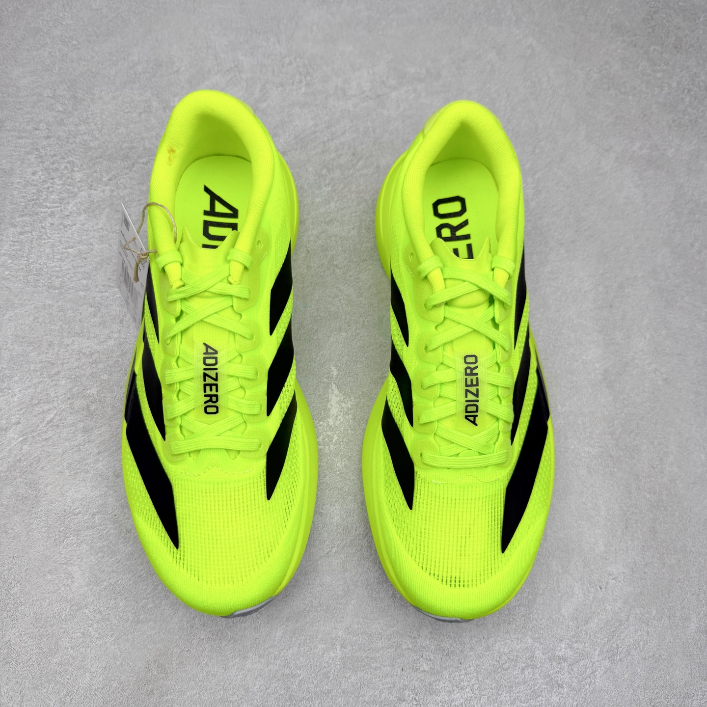 图片[2]-＃纯原 AD Adizero Eva SL M 零度进化版系列低帮轻便透气竞速休闲运动慢跑鞋 JP3416 相信大家对去年 adidas 横空出世的「顶级超跑」adiZero Adios Pro EVO 1 记忆犹新！不仅登顶阿迪史上最轻跑鞋宝座，更在接下来的全球马拉松赛事中，持续书写着惊人成绩，被网友戏称新一代「阿迪神鞋」全网刷屏！极简设计语言与强烈速度感和存在感的鞋侧三线，让人过目不忘，特别种草！其中定位于中长跑训练的 adidas Adizero Evo SL，整体外观造型与 adiZero Adios Pro EVO 1 非常相似。中底配置方面搭载全掌 Lightstrike Pro，鞋面采用透气网面示人，契合日常训练鞋的定位，更加耐用。外底给到了马牌橡胶，及类似上代竞速旗舰 adidas Adizero Adios Pro 3 区域分布。整体看下来无论是外观的鲜明辨识度，还是配置的扎实程度都很顶。尺码：36 36⅔ 37⅓ 38 38⅔ 39⅓ 40 40⅔ 41⅓ 42 42⅔ 43⅓ 44 44⅔ 45⅓ 46⅓-选品中心