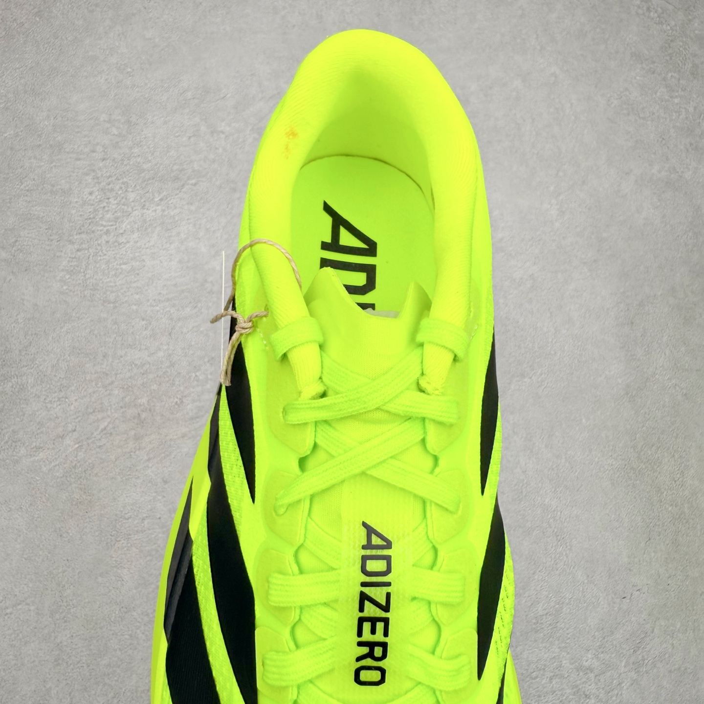 图片[5]-＃纯原 AD Adizero Eva SL M 零度进化版系列低帮轻便透气竞速休闲运动慢跑鞋 JP3416 相信大家对去年 adidas 横空出世的「顶级超跑」adiZero Adios Pro EVO 1 记忆犹新！不仅登顶阿迪史上最轻跑鞋宝座，更在接下来的全球马拉松赛事中，持续书写着惊人成绩，被网友戏称新一代「阿迪神鞋」全网刷屏！极简设计语言与强烈速度感和存在感的鞋侧三线，让人过目不忘，特别种草！其中定位于中长跑训练的 adidas Adizero Evo SL，整体外观造型与 adiZero Adios Pro EVO 1 非常相似。中底配置方面搭载全掌 Lightstrike Pro，鞋面采用透气网面示人，契合日常训练鞋的定位，更加耐用。外底给到了马牌橡胶，及类似上代竞速旗舰 adidas Adizero Adios Pro 3 区域分布。整体看下来无论是外观的鲜明辨识度，还是配置的扎实程度都很顶。尺码：36 36⅔ 37⅓ 38 38⅔ 39⅓ 40 40⅔ 41⅓ 42 42⅔ 43⅓ 44 44⅔ 45⅓ 46⅓-选品中心