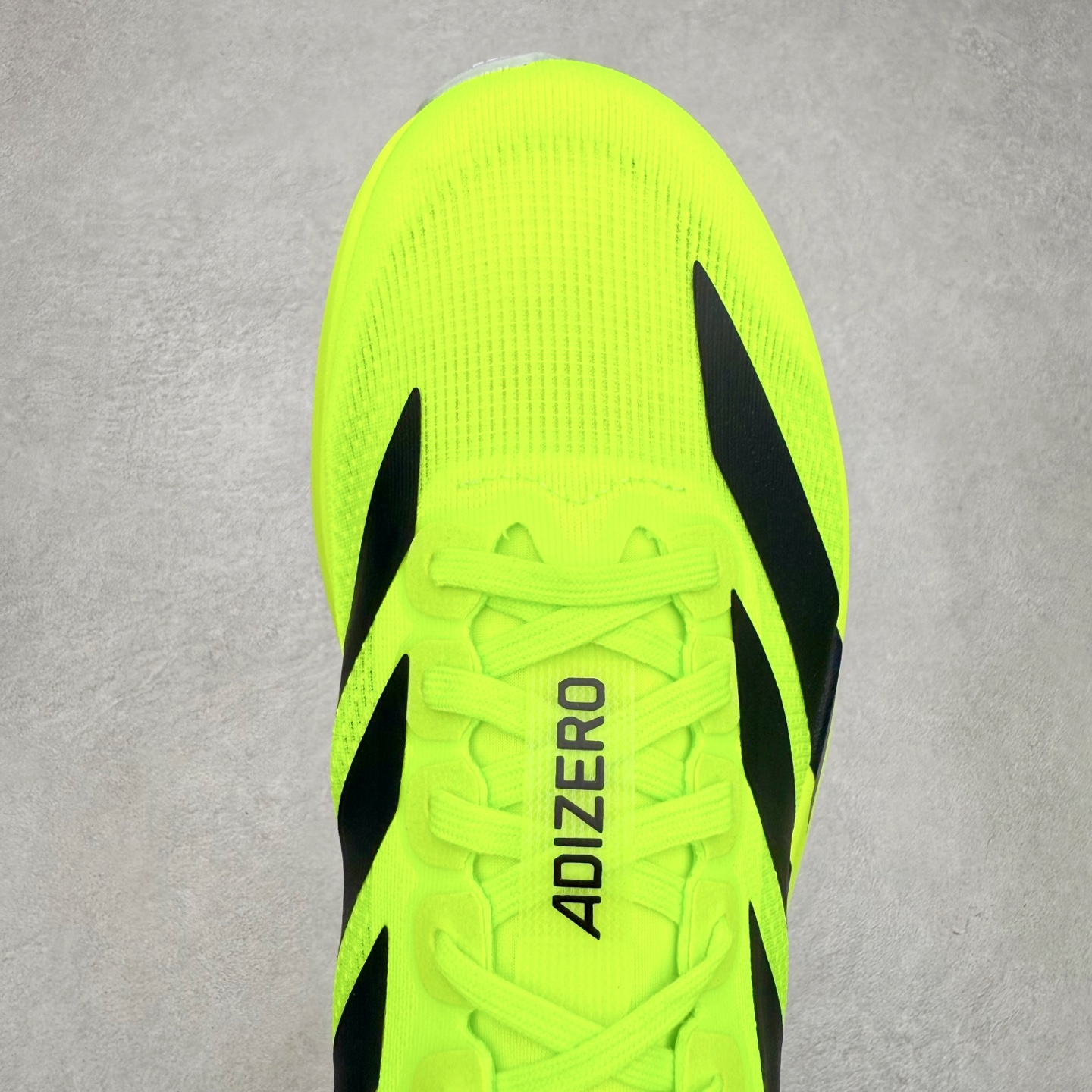 图片[4]-＃纯原 AD Adizero Eva SL M 零度进化版系列低帮轻便透气竞速休闲运动慢跑鞋 JP3416 相信大家对去年 adidas 横空出世的「顶级超跑」adiZero Adios Pro EVO 1 记忆犹新！不仅登顶阿迪史上最轻跑鞋宝座，更在接下来的全球马拉松赛事中，持续书写着惊人成绩，被网友戏称新一代「阿迪神鞋」全网刷屏！极简设计语言与强烈速度感和存在感的鞋侧三线，让人过目不忘，特别种草！其中定位于中长跑训练的 adidas Adizero Evo SL，整体外观造型与 adiZero Adios Pro EVO 1 非常相似。中底配置方面搭载全掌 Lightstrike Pro，鞋面采用透气网面示人，契合日常训练鞋的定位，更加耐用。外底给到了马牌橡胶，及类似上代竞速旗舰 adidas Adizero Adios Pro 3 区域分布。整体看下来无论是外观的鲜明辨识度，还是配置的扎实程度都很顶。尺码：36 36⅔ 37⅓ 38 38⅔ 39⅓ 40 40⅔ 41⅓ 42 42⅔ 43⅓ 44 44⅔ 45⅓ 46⅓-选品中心