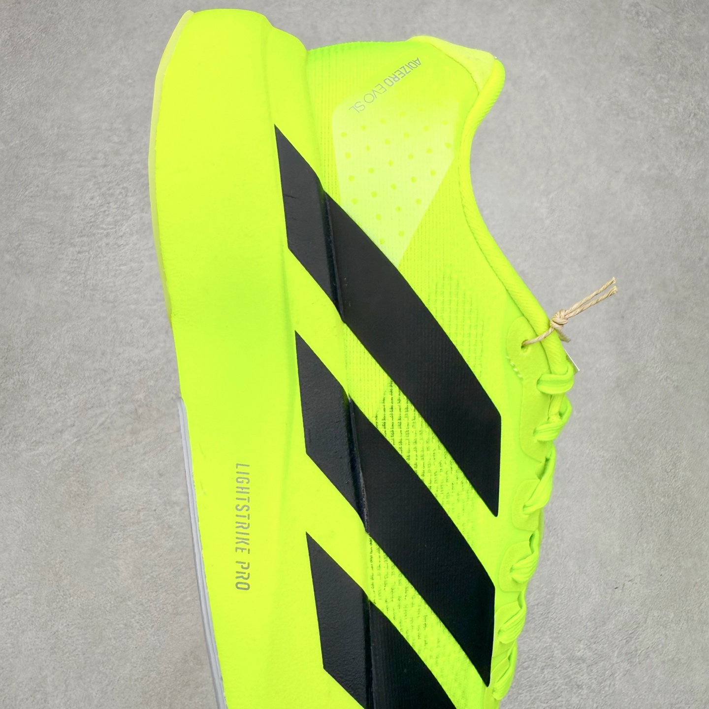 图片[6]-＃纯原 AD Adizero Eva SL M 零度进化版系列低帮轻便透气竞速休闲运动慢跑鞋 JP3416 相信大家对去年 adidas 横空出世的「顶级超跑」adiZero Adios Pro EVO 1 记忆犹新！不仅登顶阿迪史上最轻跑鞋宝座，更在接下来的全球马拉松赛事中，持续书写着惊人成绩，被网友戏称新一代「阿迪神鞋」全网刷屏！极简设计语言与强烈速度感和存在感的鞋侧三线，让人过目不忘，特别种草！其中定位于中长跑训练的 adidas Adizero Evo SL，整体外观造型与 adiZero Adios Pro EVO 1 非常相似。中底配置方面搭载全掌 Lightstrike Pro，鞋面采用透气网面示人，契合日常训练鞋的定位，更加耐用。外底给到了马牌橡胶，及类似上代竞速旗舰 adidas Adizero Adios Pro 3 区域分布。整体看下来无论是外观的鲜明辨识度，还是配置的扎实程度都很顶。尺码：36 36⅔ 37⅓ 38 38⅔ 39⅓ 40 40⅔ 41⅓ 42 42⅔ 43⅓ 44 44⅔ 45⅓ 46⅓-选品中心