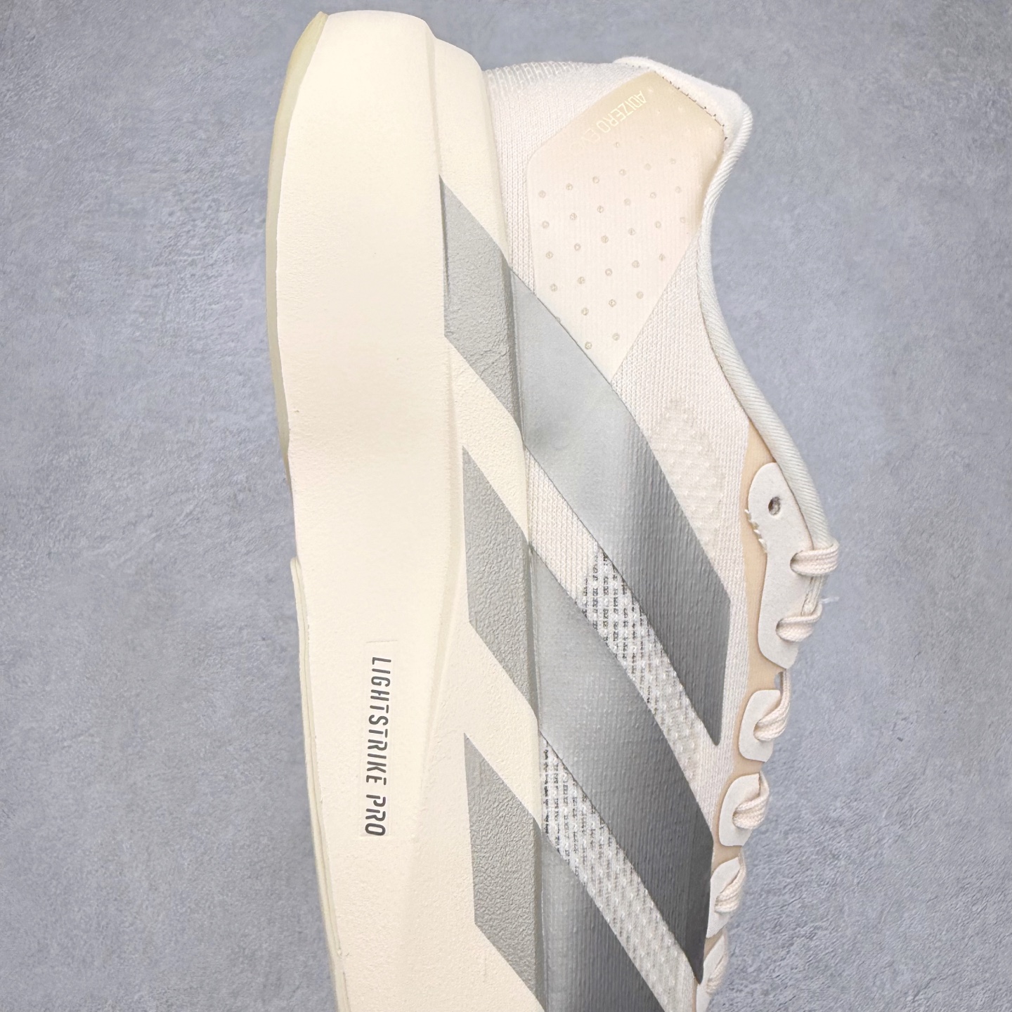 图片[6]-＃纯原 AD Adizero Eva SL M 零度进化版系列低帮轻便透气竞速休闲运动慢跑鞋 JR5841 相信大家对去年 adidas 横空出世的「顶级超跑」adiZero Adios Pro EVO 1 记忆犹新！不仅登顶阿迪史上最轻跑鞋宝座，更在接下来的全球马拉松赛事中，持续书写着惊人成绩，被网友戏称新一代「阿迪神鞋」全网刷屏！极简设计语言与强烈速度感和存在感的鞋侧三线，让人过目不忘，特别种草！其中定位于中长跑训练的 adidas Adizero Evo SL，整体外观造型与 adiZero Adios Pro EVO 1 非常相似。中底配置方面搭载全掌 Lightstrike Pro，鞋面采用透气网面示人，契合日常训练鞋的定位，更加耐用。外底给到了马牌橡胶，及类似上代竞速旗舰 adidas Adizero Adios Pro 3 区域分布。整体看下来无论是外观的鲜明辨识度，还是配置的扎实程度都很顶。尺码：36 36⅔ 37⅓ 38 38⅔ 39⅓ 40 40⅔ 41⅓ 42 42⅔ 43⅓ 44 44⅔ 45⅓ 46⅓-选品中心