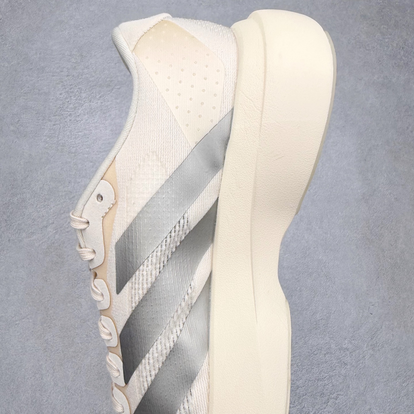 图片[7]-＃纯原 AD Adizero Eva SL M 零度进化版系列低帮轻便透气竞速休闲运动慢跑鞋 JR5841 相信大家对去年 adidas 横空出世的「顶级超跑」adiZero Adios Pro EVO 1 记忆犹新！不仅登顶阿迪史上最轻跑鞋宝座，更在接下来的全球马拉松赛事中，持续书写着惊人成绩，被网友戏称新一代「阿迪神鞋」全网刷屏！极简设计语言与强烈速度感和存在感的鞋侧三线，让人过目不忘，特别种草！其中定位于中长跑训练的 adidas Adizero Evo SL，整体外观造型与 adiZero Adios Pro EVO 1 非常相似。中底配置方面搭载全掌 Lightstrike Pro，鞋面采用透气网面示人，契合日常训练鞋的定位，更加耐用。外底给到了马牌橡胶，及类似上代竞速旗舰 adidas Adizero Adios Pro 3 区域分布。整体看下来无论是外观的鲜明辨识度，还是配置的扎实程度都很顶。尺码：36 36⅔ 37⅓ 38 38⅔ 39⅓ 40 40⅔ 41⅓ 42 42⅔ 43⅓ 44 44⅔ 45⅓ 46⅓-选品中心