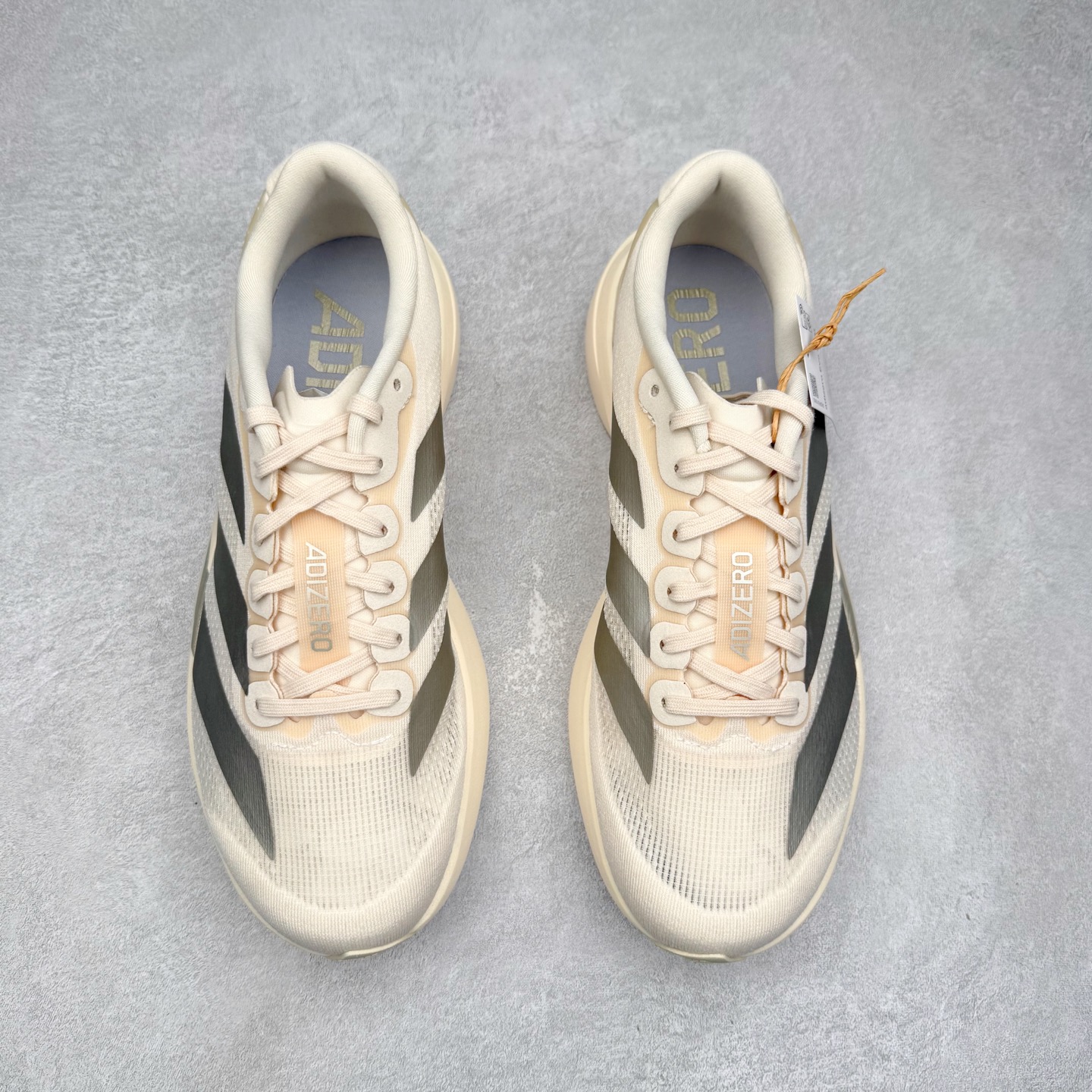 图片[2]-＃纯原 AD Adizero Eva SL M 零度进化版系列低帮轻便透气竞速休闲运动慢跑鞋 JR5841 相信大家对去年 adidas 横空出世的「顶级超跑」adiZero Adios Pro EVO 1 记忆犹新！不仅登顶阿迪史上最轻跑鞋宝座，更在接下来的全球马拉松赛事中，持续书写着惊人成绩，被网友戏称新一代「阿迪神鞋」全网刷屏！极简设计语言与强烈速度感和存在感的鞋侧三线，让人过目不忘，特别种草！其中定位于中长跑训练的 adidas Adizero Evo SL，整体外观造型与 adiZero Adios Pro EVO 1 非常相似。中底配置方面搭载全掌 Lightstrike Pro，鞋面采用透气网面示人，契合日常训练鞋的定位，更加耐用。外底给到了马牌橡胶，及类似上代竞速旗舰 adidas Adizero Adios Pro 3 区域分布。整体看下来无论是外观的鲜明辨识度，还是配置的扎实程度都很顶。尺码：36 36⅔ 37⅓ 38 38⅔ 39⅓ 40 40⅔ 41⅓ 42 42⅔ 43⅓ 44 44⅔ 45⅓ 46⅓-选品中心