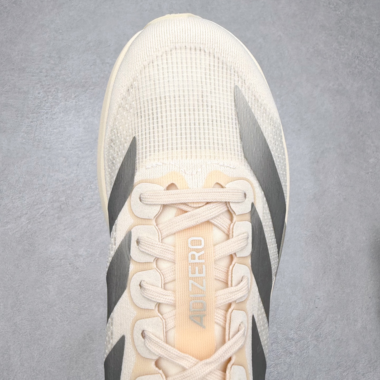 图片[4]-＃纯原 AD Adizero Eva SL M 零度进化版系列低帮轻便透气竞速休闲运动慢跑鞋 JR5841 相信大家对去年 adidas 横空出世的「顶级超跑」adiZero Adios Pro EVO 1 记忆犹新！不仅登顶阿迪史上最轻跑鞋宝座，更在接下来的全球马拉松赛事中，持续书写着惊人成绩，被网友戏称新一代「阿迪神鞋」全网刷屏！极简设计语言与强烈速度感和存在感的鞋侧三线，让人过目不忘，特别种草！其中定位于中长跑训练的 adidas Adizero Evo SL，整体外观造型与 adiZero Adios Pro EVO 1 非常相似。中底配置方面搭载全掌 Lightstrike Pro，鞋面采用透气网面示人，契合日常训练鞋的定位，更加耐用。外底给到了马牌橡胶，及类似上代竞速旗舰 adidas Adizero Adios Pro 3 区域分布。整体看下来无论是外观的鲜明辨识度，还是配置的扎实程度都很顶。尺码：36 36⅔ 37⅓ 38 38⅔ 39⅓ 40 40⅔ 41⅓ 42 42⅔ 43⅓ 44 44⅔ 45⅓ 46⅓-选品中心