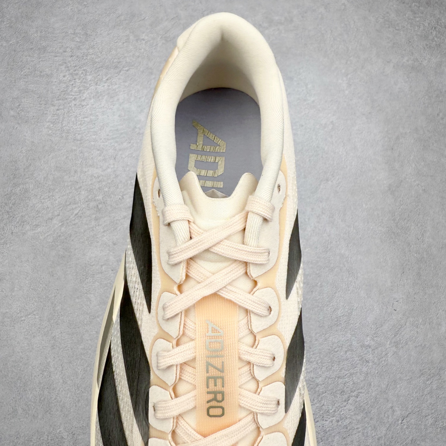 图片[5]-＃纯原 AD Adizero Eva SL M 零度进化版系列低帮轻便透气竞速休闲运动慢跑鞋 JR5841 相信大家对去年 adidas 横空出世的「顶级超跑」adiZero Adios Pro EVO 1 记忆犹新！不仅登顶阿迪史上最轻跑鞋宝座，更在接下来的全球马拉松赛事中，持续书写着惊人成绩，被网友戏称新一代「阿迪神鞋」全网刷屏！极简设计语言与强烈速度感和存在感的鞋侧三线，让人过目不忘，特别种草！其中定位于中长跑训练的 adidas Adizero Evo SL，整体外观造型与 adiZero Adios Pro EVO 1 非常相似。中底配置方面搭载全掌 Lightstrike Pro，鞋面采用透气网面示人，契合日常训练鞋的定位，更加耐用。外底给到了马牌橡胶，及类似上代竞速旗舰 adidas Adizero Adios Pro 3 区域分布。整体看下来无论是外观的鲜明辨识度，还是配置的扎实程度都很顶。尺码：36 36⅔ 37⅓ 38 38⅔ 39⅓ 40 40⅔ 41⅓ 42 42⅔ 43⅓ 44 44⅔ 45⅓ 46⅓-选品中心