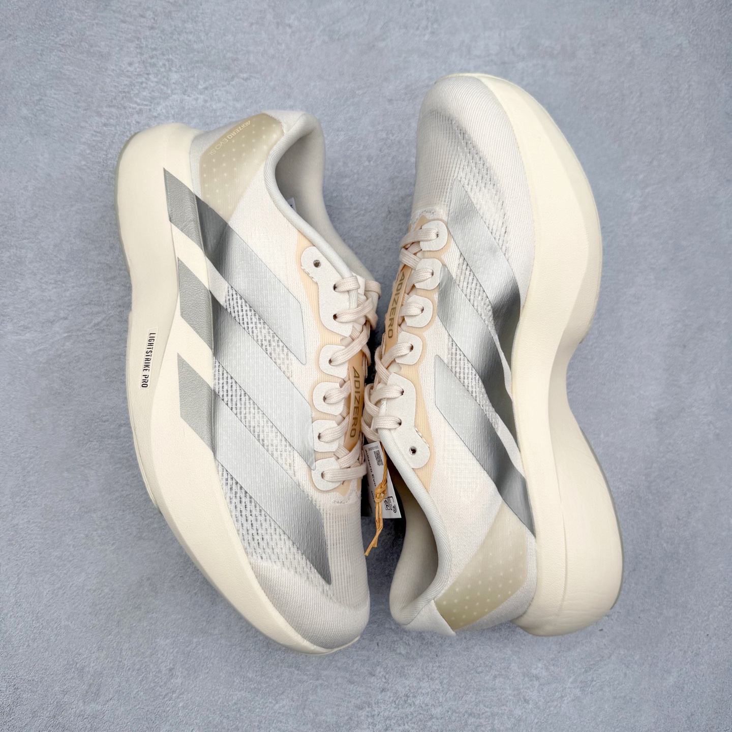 图片[3]-＃纯原 AD Adizero Eva SL M 零度进化版系列低帮轻便透气竞速休闲运动慢跑鞋 JR5841 相信大家对去年 adidas 横空出世的「顶级超跑」adiZero Adios Pro EVO 1 记忆犹新！不仅登顶阿迪史上最轻跑鞋宝座，更在接下来的全球马拉松赛事中，持续书写着惊人成绩，被网友戏称新一代「阿迪神鞋」全网刷屏！极简设计语言与强烈速度感和存在感的鞋侧三线，让人过目不忘，特别种草！其中定位于中长跑训练的 adidas Adizero Evo SL，整体外观造型与 adiZero Adios Pro EVO 1 非常相似。中底配置方面搭载全掌 Lightstrike Pro，鞋面采用透气网面示人，契合日常训练鞋的定位，更加耐用。外底给到了马牌橡胶，及类似上代竞速旗舰 adidas Adizero Adios Pro 3 区域分布。整体看下来无论是外观的鲜明辨识度，还是配置的扎实程度都很顶。尺码：36 36⅔ 37⅓ 38 38⅔ 39⅓ 40 40⅔ 41⅓ 42 42⅔ 43⅓ 44 44⅔ 45⅓ 46⅓-选品中心