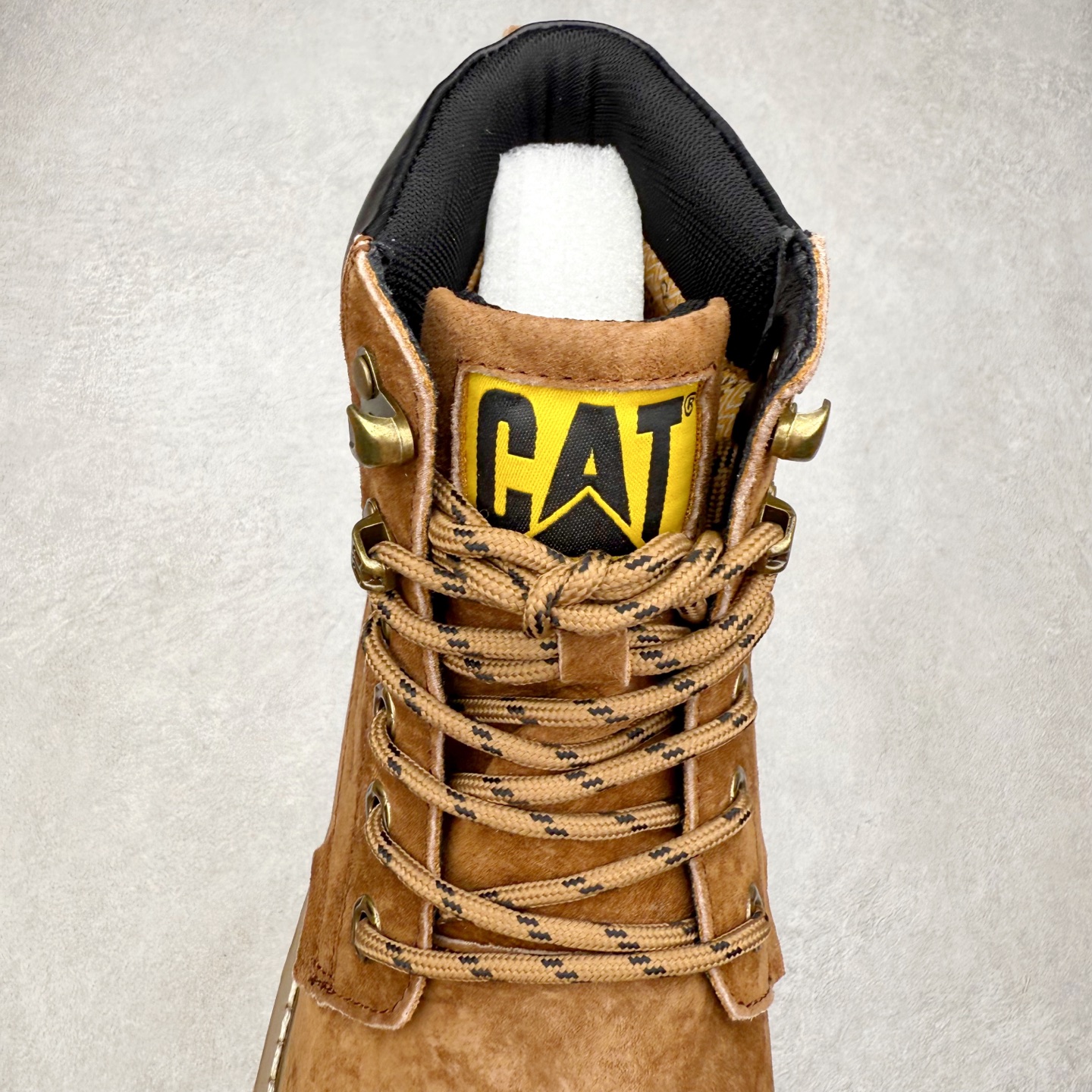 图片[5]-CAT卡特 户外工装轻底休闲马丁靴大黄靴系列 广东大厂品质 全新工艺升级 全鞋真牛皮材料 大底到五金都是代工厂原材料制作 同原版固特异永不开胶工艺 好货不杀猪 首单质量严格把控 全网独家首发 品质毋庸置疑 全套官网统一包装 今年冬季防寒户外专用 日常随意搭配 尺码：39 40 41 42 43 44（皮鞋码）-选品中心