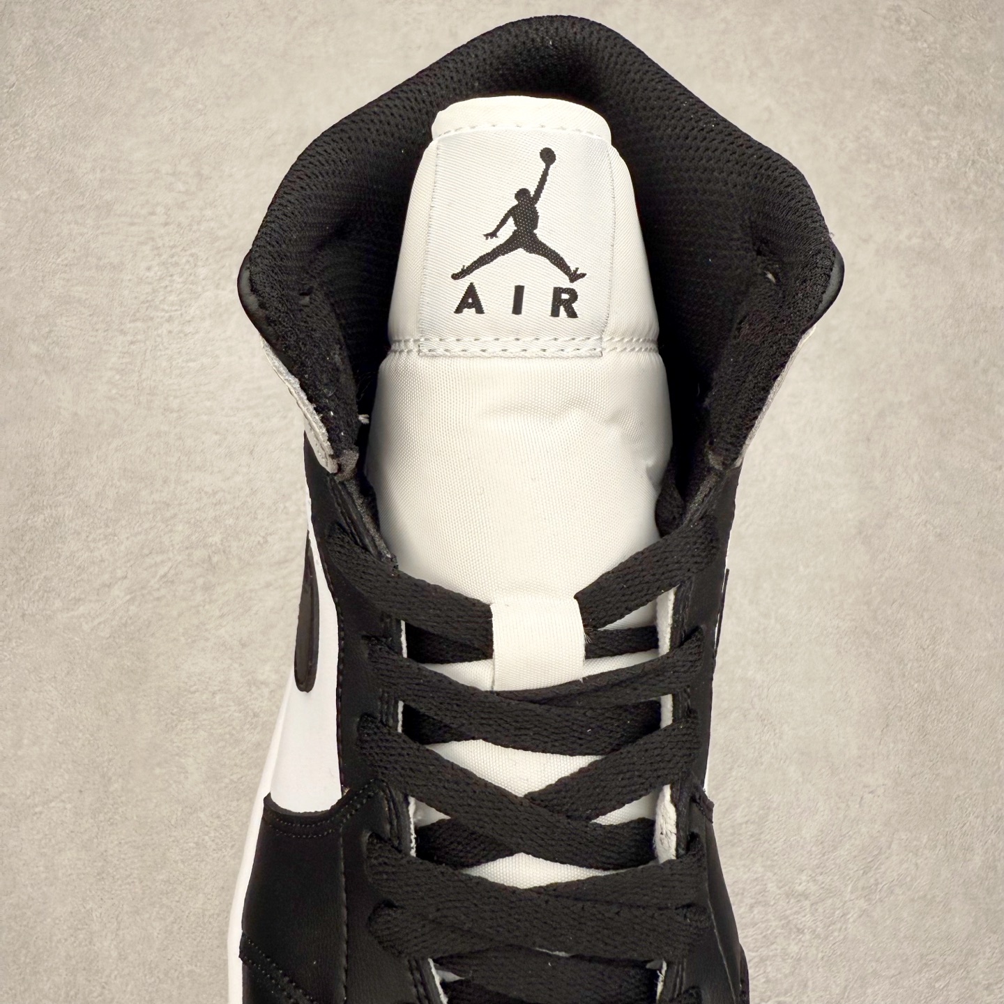 图片[5]-＃K版 Air Jordan AJ1 Mid 中帮 黑灰影子 DQ8426-101 原厂内置全掌气垫 A模大底 头层小牛皮 鞋舌AJ原厂专用牛津布+AJ专用反口珍珠布+原厂无杂质高弹内里海棉 特殊封边弹力鞋带 全网唯一头层牛皮 原鞋开模 拒绝公底 购置公司同步原材料 原汁原味 忠于原版‼️尺码：36 36.5 37.5 38 38.5 39 40 40.5 41 42 42.5 43 44 44.5 45 46 47.5-选品中心