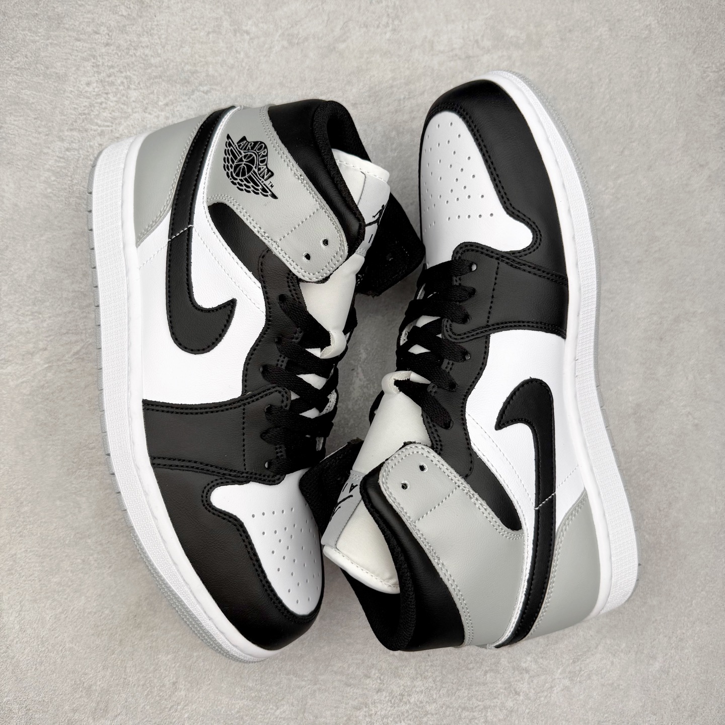 图片[3]-＃K版 Air Jordan AJ1 Mid 中帮 黑灰影子 DQ8426-101 原厂内置全掌气垫 A模大底 头层小牛皮 鞋舌AJ原厂专用牛津布+AJ专用反口珍珠布+原厂无杂质高弹内里海棉 特殊封边弹力鞋带 全网唯一头层牛皮 原鞋开模 拒绝公底 购置公司同步原材料 原汁原味 忠于原版‼️尺码：36 36.5 37.5 38 38.5 39 40 40.5 41 42 42.5 43 44 44.5 45 46 47.5-选品中心