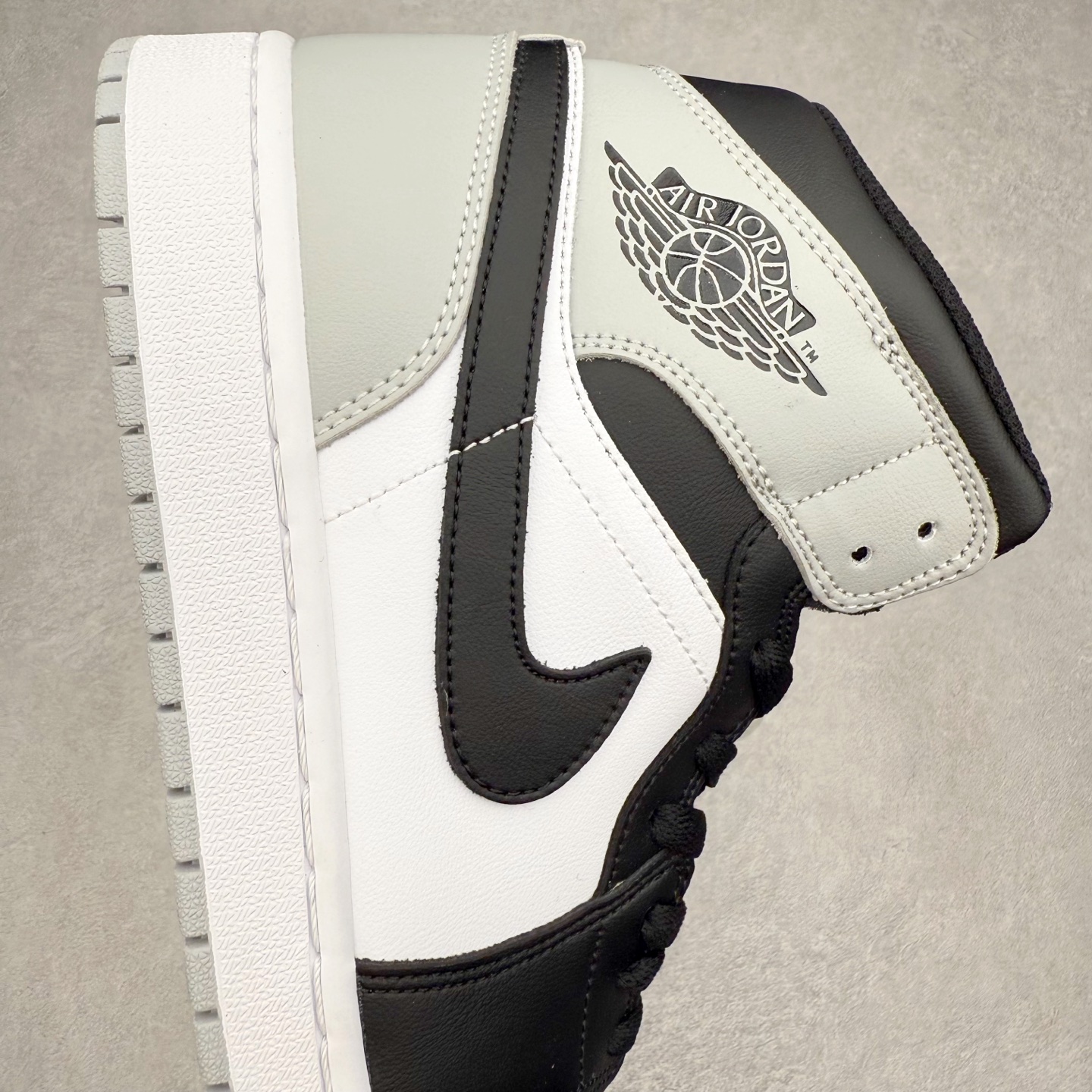 图片[6]-＃K版 Air Jordan AJ1 Mid 中帮 黑灰影子 DQ8426-101 原厂内置全掌气垫 A模大底 头层小牛皮 鞋舌AJ原厂专用牛津布+AJ专用反口珍珠布+原厂无杂质高弹内里海棉 特殊封边弹力鞋带 全网唯一头层牛皮 原鞋开模 拒绝公底 购置公司同步原材料 原汁原味 忠于原版‼️尺码：36 36.5 37.5 38 38.5 39 40 40.5 41 42 42.5 43 44 44.5 45 46 47.5-选品中心