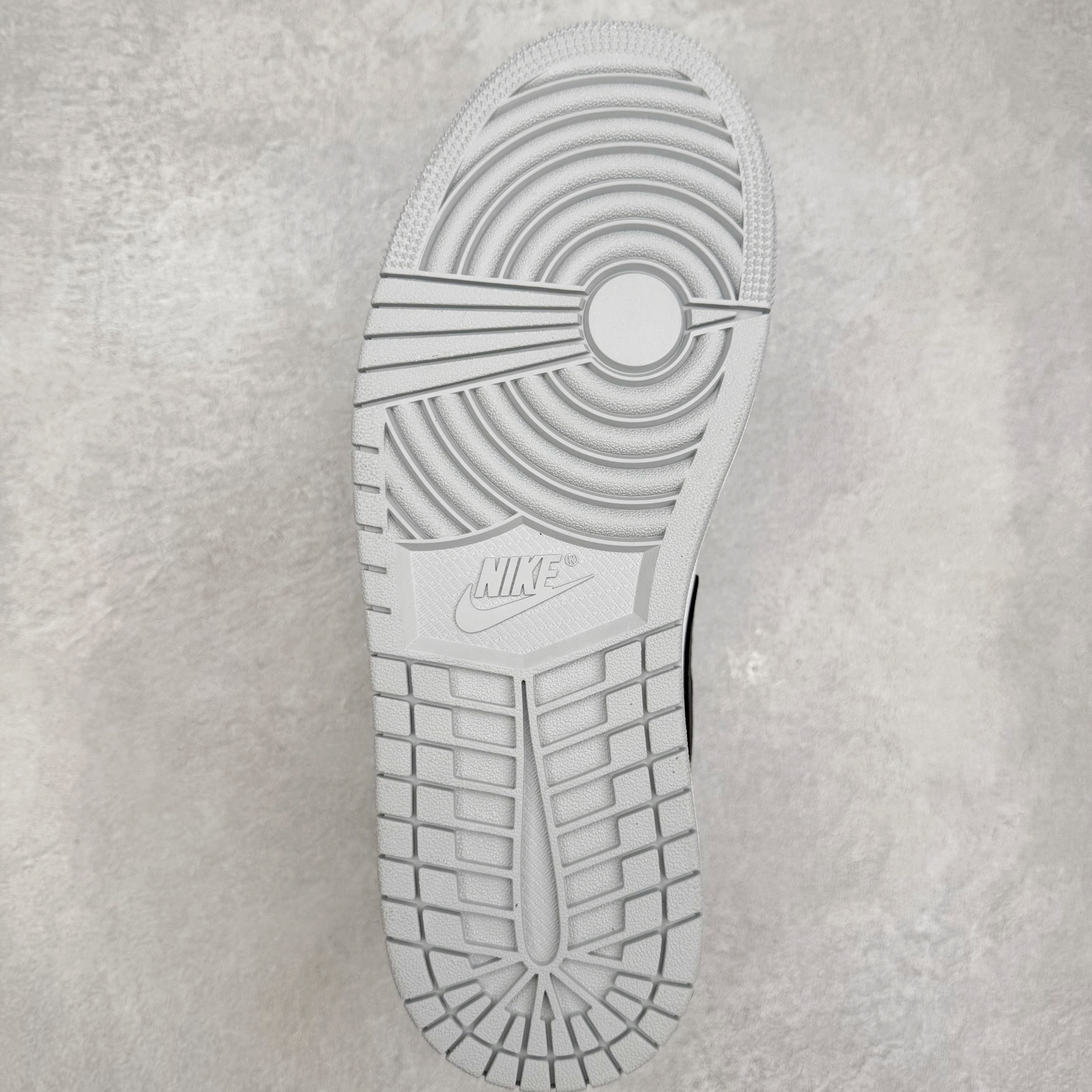 图片[9]-＃K版 Air Jordan AJ1 Mid 中帮 黑灰影子 DQ8426-101 原厂内置全掌气垫 A模大底 头层小牛皮 鞋舌AJ原厂专用牛津布+AJ专用反口珍珠布+原厂无杂质高弹内里海棉 特殊封边弹力鞋带 全网唯一头层牛皮 原鞋开模 拒绝公底 购置公司同步原材料 原汁原味 忠于原版‼️尺码：36 36.5 37.5 38 38.5 39 40 40.5 41 42 42.5 43 44 44.5 45 46 47.5-选品中心