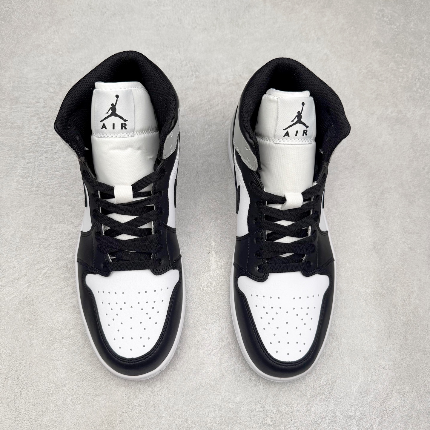 图片[2]-＃K版 Air Jordan AJ1 Mid 中帮 黑灰影子 DQ8426-101 原厂内置全掌气垫 A模大底 头层小牛皮 鞋舌AJ原厂专用牛津布+AJ专用反口珍珠布+原厂无杂质高弹内里海棉 特殊封边弹力鞋带 全网唯一头层牛皮 原鞋开模 拒绝公底 购置公司同步原材料 原汁原味 忠于原版‼️尺码：36 36.5 37.5 38 38.5 39 40 40.5 41 42 42.5 43 44 44.5 45 46 47.5-选品中心