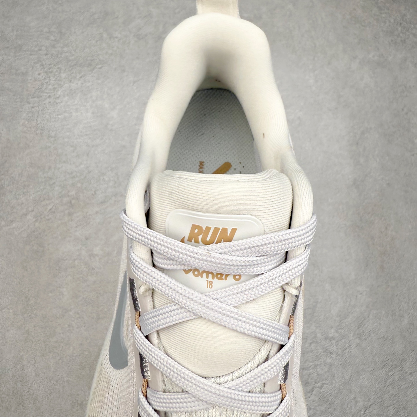 图片[5]-＃纯原福利 NK Air Zoom Vomero 18 轻便舒适公路跑步鞋 质感柔软 弹力充沛 助力一路畅跑 乐享不停 厚实泡绵缔造舒适的回弹效果 铸就出色跑步表现 该鞋款轻盈透气 带你步入舒适新境界 疾速刺激感和非凡舒适脚感交织 定能让跑者在迈步间找到渴望已久的跑步乐趣 自如掌控跑步节奏、配速和里程 足底缓震配置赋予双足柔软舒适感受 助你一路畅跑 缓震设计 在双足触地时有助提供舒适脚感 搭载性能出众的 ZoomX 和 Cushlon 泡绵 营造柔软舒适脚感 助你稳稳迈步 基于跑者反馈 简化中底设计 带来出色舒适感 尺码：36 36.5 37.5 38 38.5 39 40 40.5 41 42 42.5 43 44 44.5 45-选品中心