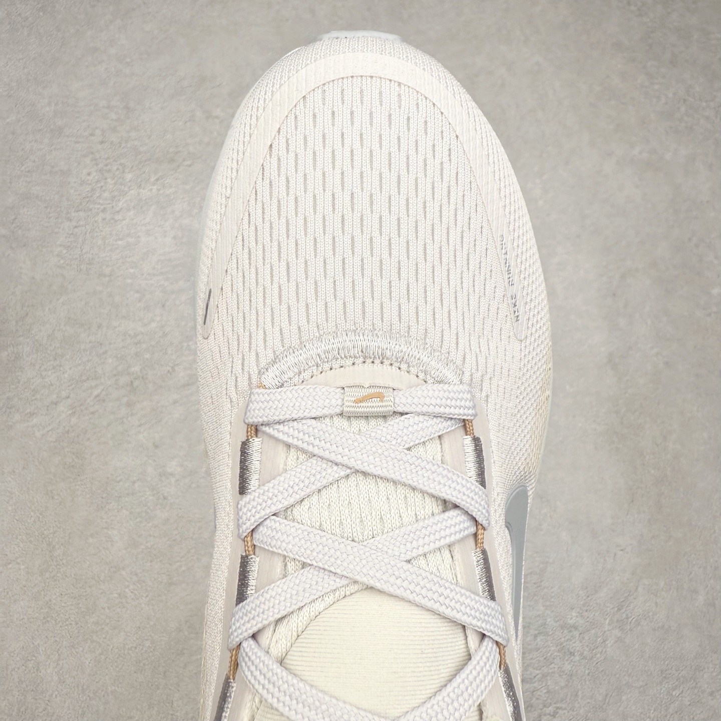 图片[4]-＃纯原福利 NK Air Zoom Vomero 18 轻便舒适公路跑步鞋 质感柔软 弹力充沛 助力一路畅跑 乐享不停 厚实泡绵缔造舒适的回弹效果 铸就出色跑步表现 该鞋款轻盈透气 带你步入舒适新境界 疾速刺激感和非凡舒适脚感交织 定能让跑者在迈步间找到渴望已久的跑步乐趣 自如掌控跑步节奏、配速和里程 足底缓震配置赋予双足柔软舒适感受 助你一路畅跑 缓震设计 在双足触地时有助提供舒适脚感 搭载性能出众的 ZoomX 和 Cushlon 泡绵 营造柔软舒适脚感 助你稳稳迈步 基于跑者反馈 简化中底设计 带来出色舒适感 尺码：36 36.5 37.5 38 38.5 39 40 40.5 41 42 42.5 43 44 44.5 45-选品中心