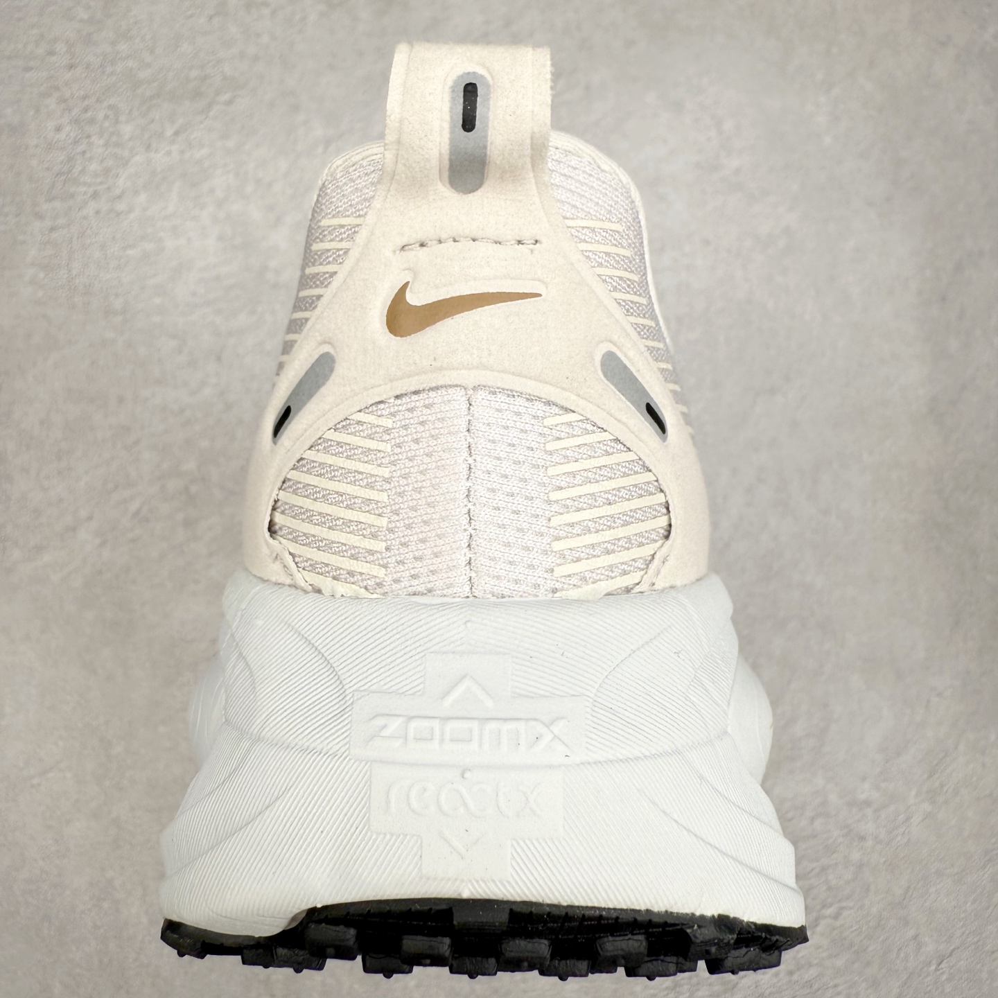 图片[8]-＃纯原福利 NK Air Zoom Vomero 18 轻便舒适公路跑步鞋 质感柔软 弹力充沛 助力一路畅跑 乐享不停 厚实泡绵缔造舒适的回弹效果 铸就出色跑步表现 该鞋款轻盈透气 带你步入舒适新境界 疾速刺激感和非凡舒适脚感交织 定能让跑者在迈步间找到渴望已久的跑步乐趣 自如掌控跑步节奏、配速和里程 足底缓震配置赋予双足柔软舒适感受 助你一路畅跑 缓震设计 在双足触地时有助提供舒适脚感 搭载性能出众的 ZoomX 和 Cushlon 泡绵 营造柔软舒适脚感 助你稳稳迈步 基于跑者反馈 简化中底设计 带来出色舒适感 尺码：36 36.5 37.5 38 38.5 39 40 40.5 41 42 42.5 43 44 44.5 45-选品中心