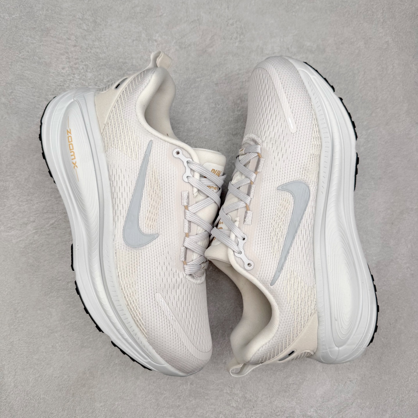 图片[3]-＃纯原福利 NK Air Zoom Vomero 18 轻便舒适公路跑步鞋 质感柔软 弹力充沛 助力一路畅跑 乐享不停 厚实泡绵缔造舒适的回弹效果 铸就出色跑步表现 该鞋款轻盈透气 带你步入舒适新境界 疾速刺激感和非凡舒适脚感交织 定能让跑者在迈步间找到渴望已久的跑步乐趣 自如掌控跑步节奏、配速和里程 足底缓震配置赋予双足柔软舒适感受 助你一路畅跑 缓震设计 在双足触地时有助提供舒适脚感 搭载性能出众的 ZoomX 和 Cushlon 泡绵 营造柔软舒适脚感 助你稳稳迈步 基于跑者反馈 简化中底设计 带来出色舒适感 尺码：36 36.5 37.5 38 38.5 39 40 40.5 41 42 42.5 43 44 44.5 45-选品中心