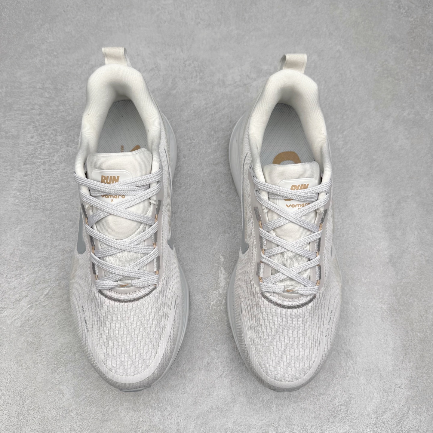 图片[2]-＃纯原福利 NK Air Zoom Vomero 18 轻便舒适公路跑步鞋 质感柔软 弹力充沛 助力一路畅跑 乐享不停 厚实泡绵缔造舒适的回弹效果 铸就出色跑步表现 该鞋款轻盈透气 带你步入舒适新境界 疾速刺激感和非凡舒适脚感交织 定能让跑者在迈步间找到渴望已久的跑步乐趣 自如掌控跑步节奏、配速和里程 足底缓震配置赋予双足柔软舒适感受 助你一路畅跑 缓震设计 在双足触地时有助提供舒适脚感 搭载性能出众的 ZoomX 和 Cushlon 泡绵 营造柔软舒适脚感 助你稳稳迈步 基于跑者反馈 简化中底设计 带来出色舒适感 尺码：36 36.5 37.5 38 38.5 39 40 40.5 41 42 42.5 43 44 44.5 45-选品中心