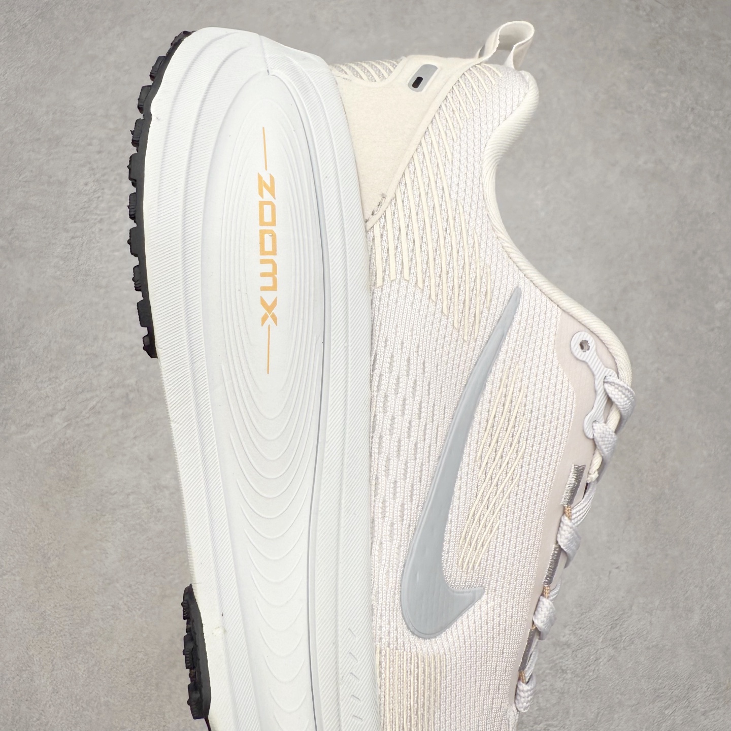 图片[6]-＃纯原福利 NK Air Zoom Vomero 18 轻便舒适公路跑步鞋 质感柔软 弹力充沛 助力一路畅跑 乐享不停 厚实泡绵缔造舒适的回弹效果 铸就出色跑步表现 该鞋款轻盈透气 带你步入舒适新境界 疾速刺激感和非凡舒适脚感交织 定能让跑者在迈步间找到渴望已久的跑步乐趣 自如掌控跑步节奏、配速和里程 足底缓震配置赋予双足柔软舒适感受 助你一路畅跑 缓震设计 在双足触地时有助提供舒适脚感 搭载性能出众的 ZoomX 和 Cushlon 泡绵 营造柔软舒适脚感 助你稳稳迈步 基于跑者反馈 简化中底设计 带来出色舒适感 尺码：36 36.5 37.5 38 38.5 39 40 40.5 41 42 42.5 43 44 44.5 45-选品中心