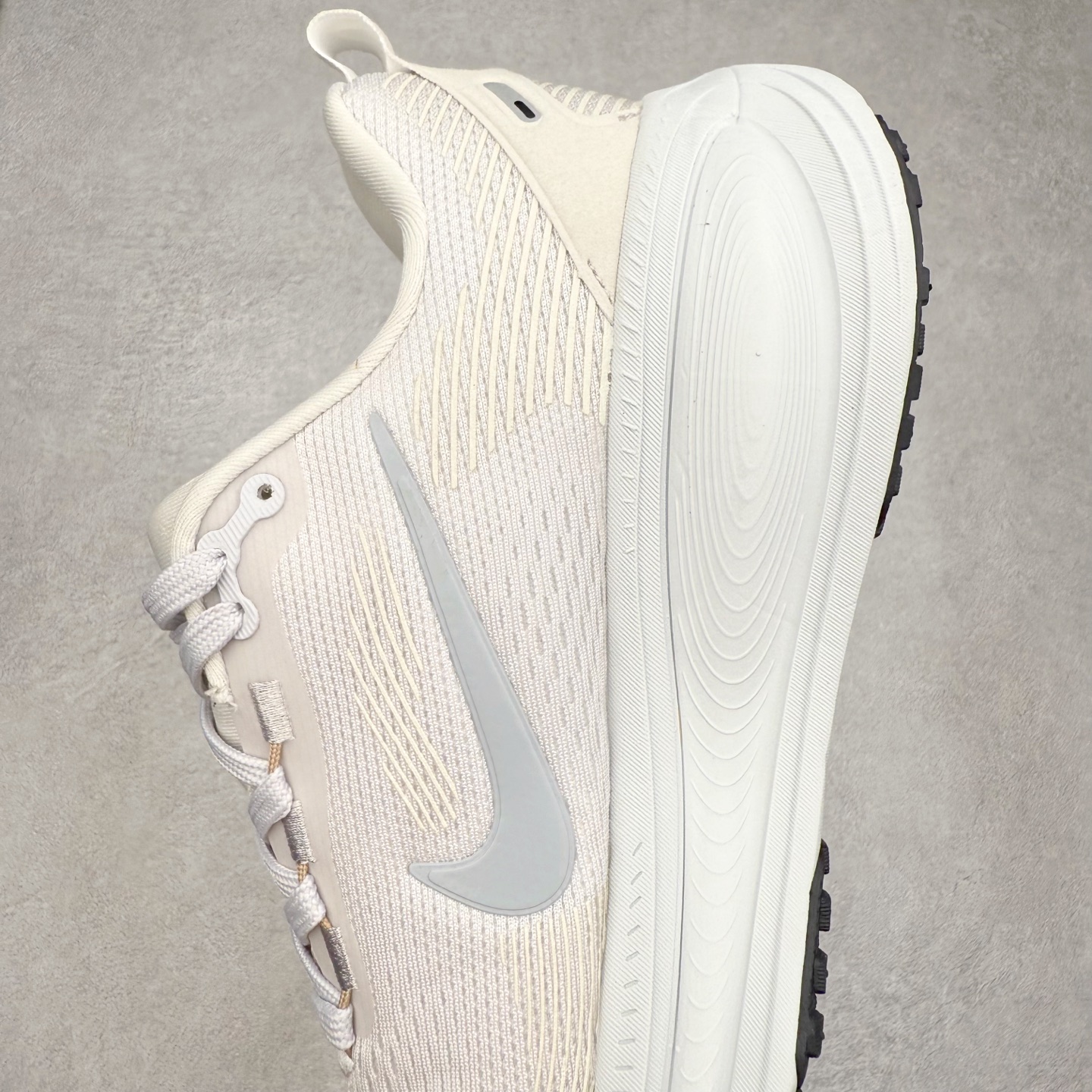 图片[7]-＃纯原福利 NK Air Zoom Vomero 18 轻便舒适公路跑步鞋 质感柔软 弹力充沛 助力一路畅跑 乐享不停 厚实泡绵缔造舒适的回弹效果 铸就出色跑步表现 该鞋款轻盈透气 带你步入舒适新境界 疾速刺激感和非凡舒适脚感交织 定能让跑者在迈步间找到渴望已久的跑步乐趣 自如掌控跑步节奏、配速和里程 足底缓震配置赋予双足柔软舒适感受 助你一路畅跑 缓震设计 在双足触地时有助提供舒适脚感 搭载性能出众的 ZoomX 和 Cushlon 泡绵 营造柔软舒适脚感 助你稳稳迈步 基于跑者反馈 简化中底设计 带来出色舒适感 尺码：36 36.5 37.5 38 38.5 39 40 40.5 41 42 42.5 43 44 44.5 45-选品中心