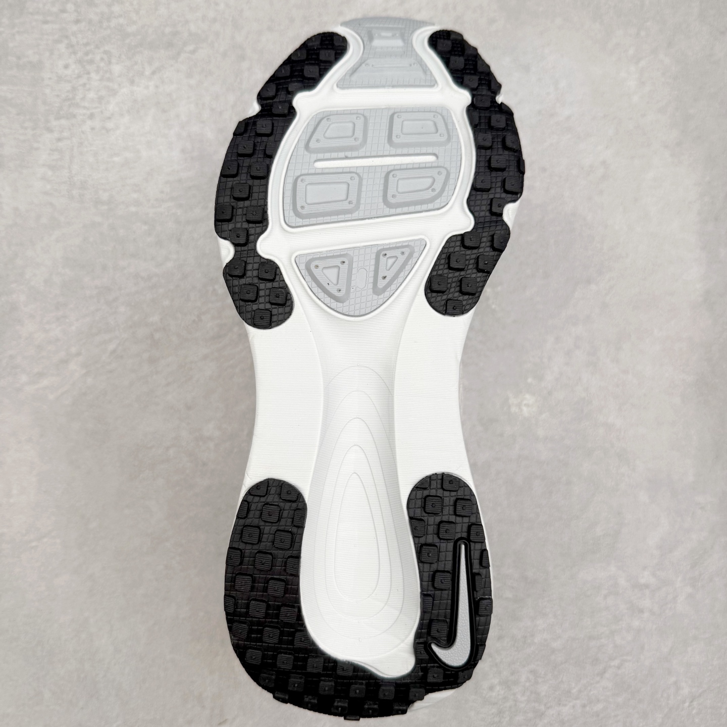 图片[9]-＃纯原福利 NK Air Zoom Vomero 18 轻便舒适公路跑步鞋 质感柔软 弹力充沛 助力一路畅跑 乐享不停 厚实泡绵缔造舒适的回弹效果 铸就出色跑步表现 该鞋款轻盈透气 带你步入舒适新境界 疾速刺激感和非凡舒适脚感交织 定能让跑者在迈步间找到渴望已久的跑步乐趣 自如掌控跑步节奏、配速和里程 足底缓震配置赋予双足柔软舒适感受 助你一路畅跑 缓震设计 在双足触地时有助提供舒适脚感 搭载性能出众的 ZoomX 和 Cushlon 泡绵 营造柔软舒适脚感 助你稳稳迈步 基于跑者反馈 简化中底设计 带来出色舒适感 尺码：36 36.5 37.5 38 38.5 39 40 40.5 41 42 42.5 43 44 44.5 45-选品中心