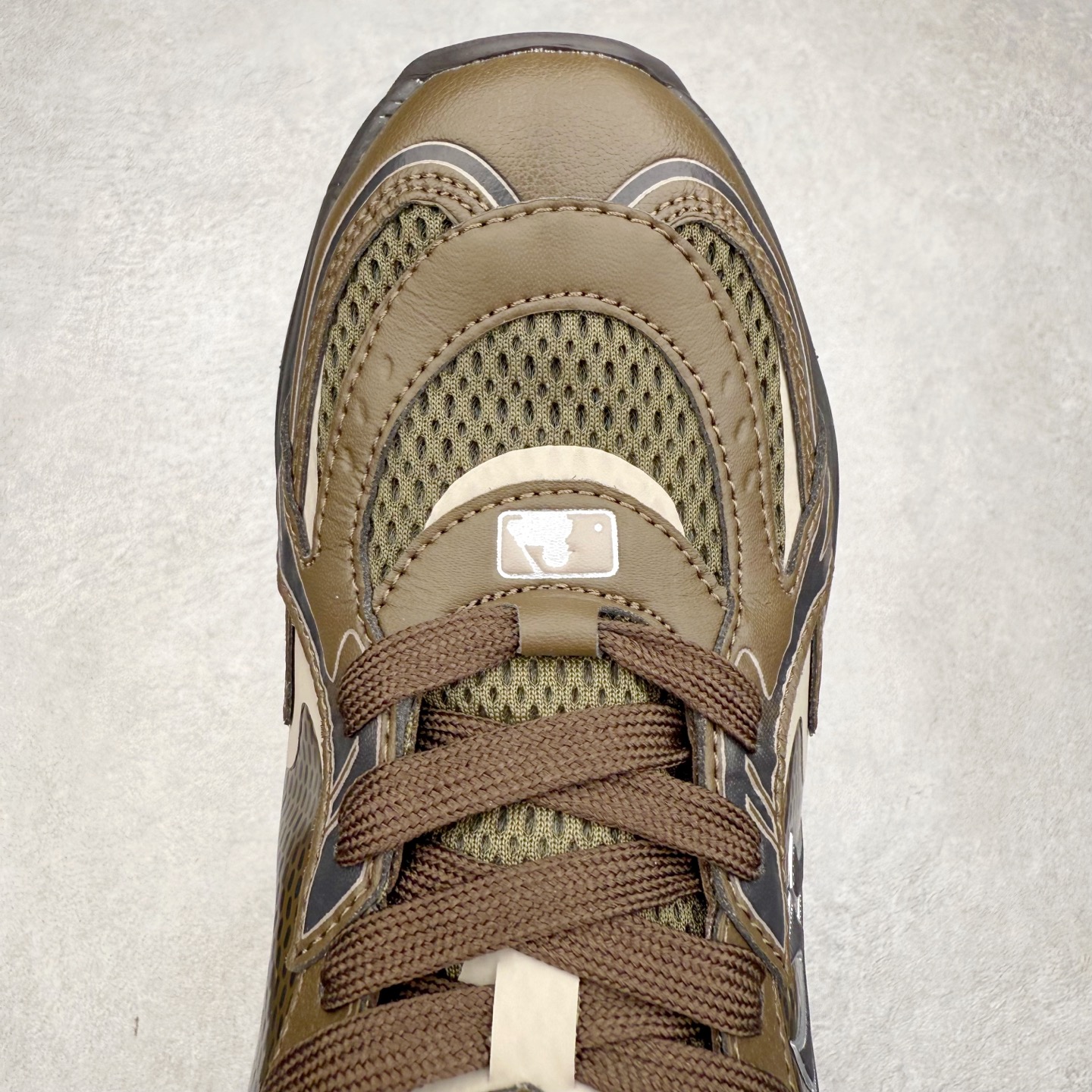 图片[4]-MLB New York Yankees Curve Runner 舒适百搭流浪鞋防滑耐磨低帮跑步鞋 Korea韩国联名NY美国榄球纽约洋基队限定 目前可过轻松秒过各类鉴定 能操作的私聊 韩国代购专供 左脚内置NFC感应 区别市面贴纸假芯片 MLB专用菱形双针中底布 重点细节中底布带注胶孔 原厂NFC感应吊牌 支持鉴定 一个两位数 原盒原标 全套原楦原纸板原厂数据开发 中韩文保养标贴 绿色防霉片 平台代购专供 独家一比一RB+MD组合大底 高频后跟小人Logo精准对位立体饱满 正确网布加超迁鞋面 转印中底走线紧密 转印Logo工艺表层防刮不掉色 尺码：35 36 36.5 37.5 38 38.5 39 40 40.5 41 42 42.5 43 44 44.5 45-选品中心