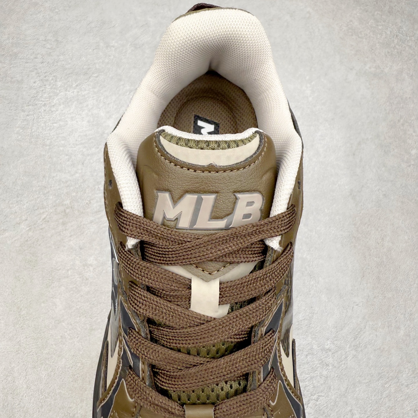 图片[5]-MLB New York Yankees Curve Runner 舒适百搭流浪鞋防滑耐磨低帮跑步鞋 Korea韩国联名NY美国榄球纽约洋基队限定 目前可过轻松秒过各类鉴定 能操作的私聊 韩国代购专供 左脚内置NFC感应 区别市面贴纸假芯片 MLB专用菱形双针中底布 重点细节中底布带注胶孔 原厂NFC感应吊牌 支持鉴定 一个两位数 原盒原标 全套原楦原纸板原厂数据开发 中韩文保养标贴 绿色防霉片 平台代购专供 独家一比一RB+MD组合大底 高频后跟小人Logo精准对位立体饱满 正确网布加超迁鞋面 转印中底走线紧密 转印Logo工艺表层防刮不掉色 尺码：35 36 36.5 37.5 38 38.5 39 40 40.5 41 42 42.5 43 44 44.5 45-选品中心