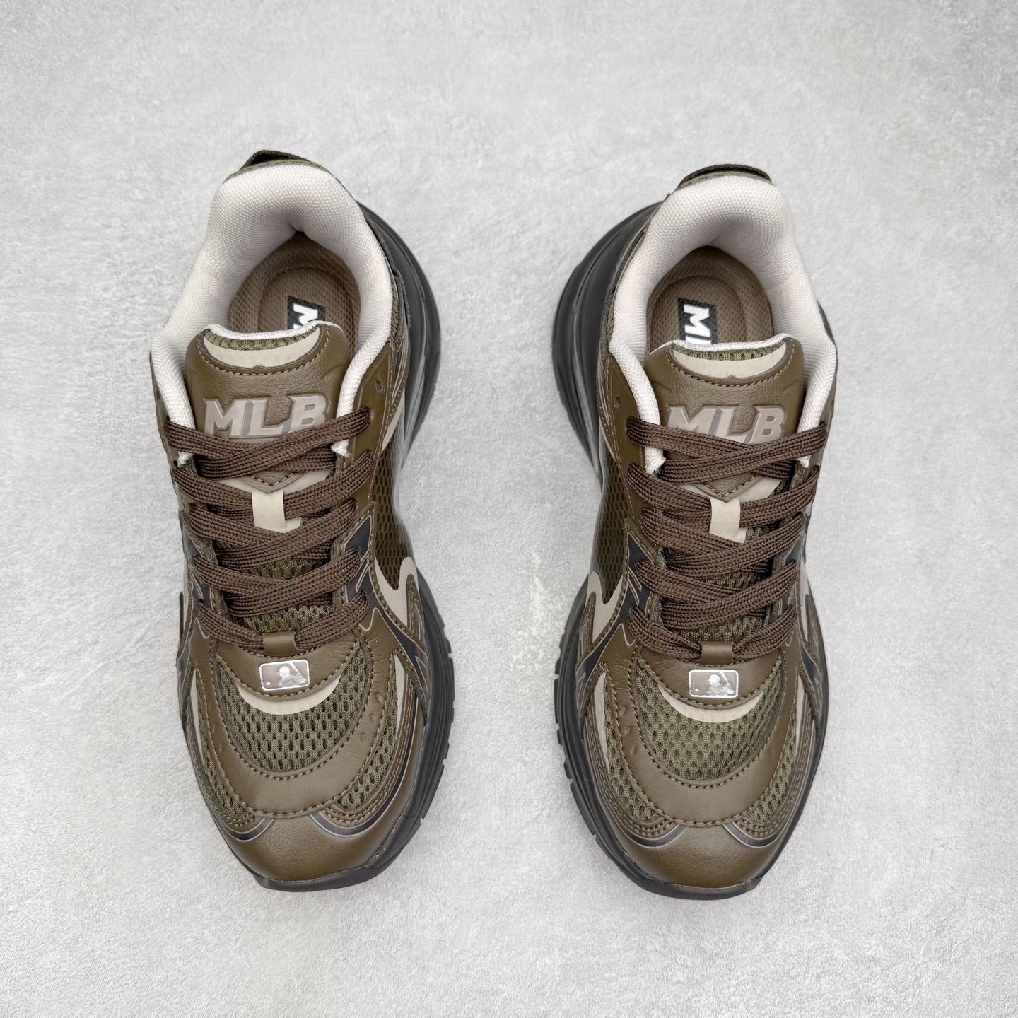 图片[2]-MLB New York Yankees Curve Runner 舒适百搭流浪鞋防滑耐磨低帮跑步鞋 Korea韩国联名NY美国榄球纽约洋基队限定 目前可过轻松秒过各类鉴定 能操作的私聊 韩国代购专供 左脚内置NFC感应 区别市面贴纸假芯片 MLB专用菱形双针中底布 重点细节中底布带注胶孔 原厂NFC感应吊牌 支持鉴定 一个两位数 原盒原标 全套原楦原纸板原厂数据开发 中韩文保养标贴 绿色防霉片 平台代购专供 独家一比一RB+MD组合大底 高频后跟小人Logo精准对位立体饱满 正确网布加超迁鞋面 转印中底走线紧密 转印Logo工艺表层防刮不掉色 尺码：35 36 36.5 37.5 38 38.5 39 40 40.5 41 42 42.5 43 44 44.5 45-选品中心