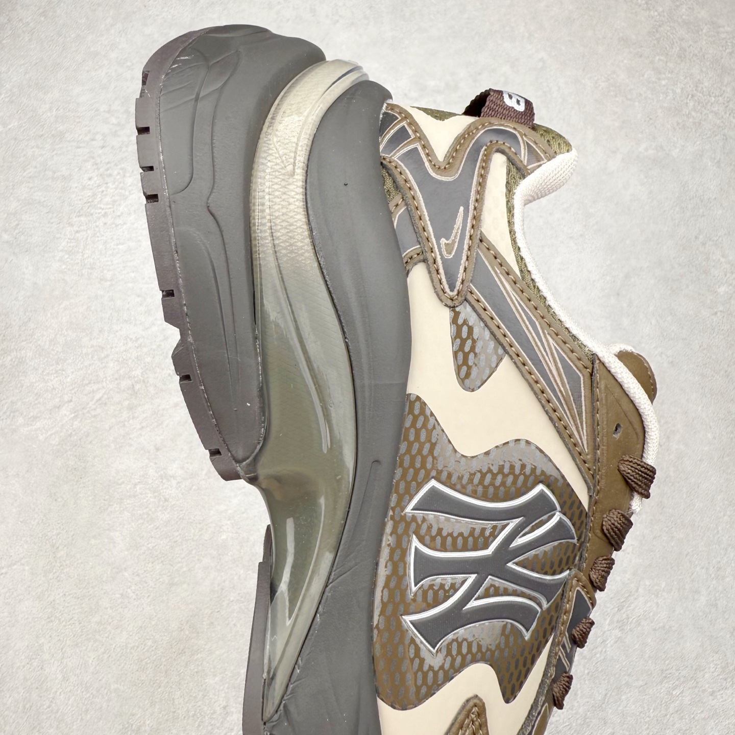 图片[6]-MLB New York Yankees Curve Runner 舒适百搭流浪鞋防滑耐磨低帮跑步鞋 Korea韩国联名NY美国榄球纽约洋基队限定 目前可过轻松秒过各类鉴定 能操作的私聊 韩国代购专供 左脚内置NFC感应 区别市面贴纸假芯片 MLB专用菱形双针中底布 重点细节中底布带注胶孔 原厂NFC感应吊牌 支持鉴定 一个两位数 原盒原标 全套原楦原纸板原厂数据开发 中韩文保养标贴 绿色防霉片 平台代购专供 独家一比一RB+MD组合大底 高频后跟小人Logo精准对位立体饱满 正确网布加超迁鞋面 转印中底走线紧密 转印Logo工艺表层防刮不掉色 尺码：35 36 36.5 37.5 38 38.5 39 40 40.5 41 42 42.5 43 44 44.5 45-选品中心