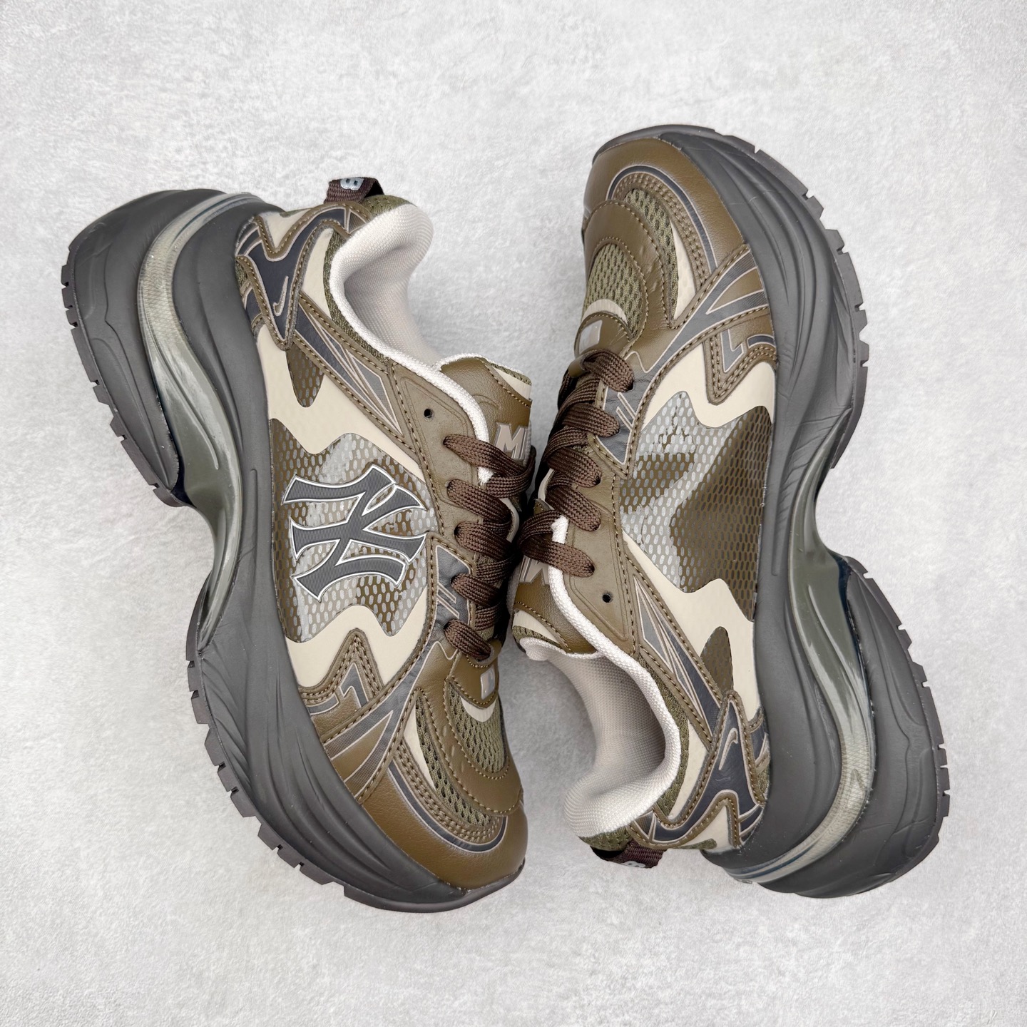 图片[3]-MLB New York Yankees Curve Runner 舒适百搭流浪鞋防滑耐磨低帮跑步鞋 Korea韩国联名NY美国榄球纽约洋基队限定 目前可过轻松秒过各类鉴定 能操作的私聊 韩国代购专供 左脚内置NFC感应 区别市面贴纸假芯片 MLB专用菱形双针中底布 重点细节中底布带注胶孔 原厂NFC感应吊牌 支持鉴定 一个两位数 原盒原标 全套原楦原纸板原厂数据开发 中韩文保养标贴 绿色防霉片 平台代购专供 独家一比一RB+MD组合大底 高频后跟小人Logo精准对位立体饱满 正确网布加超迁鞋面 转印中底走线紧密 转印Logo工艺表层防刮不掉色 尺码：35 36 36.5 37.5 38 38.5 39 40 40.5 41 42 42.5 43 44 44.5 45-选品中心