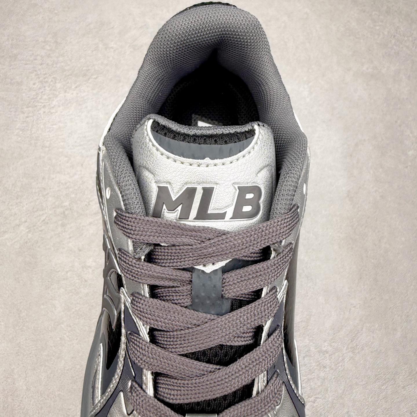 图片[5]-MLB New York Yankees Curve Runner 舒适百搭流浪鞋防滑耐磨低帮跑步鞋 Korea韩国联名NY美国榄球纽约洋基队限定 目前可过轻松秒过各类鉴定 能操作的私聊 韩国代购专供 左脚内置NFC感应 区别市面贴纸假芯片 MLB专用菱形双针中底布 重点细节中底布带注胶孔 原厂NFC感应吊牌 支持鉴定 一个两位数 原盒原标 全套原楦原纸板原厂数据开发 中韩文保养标贴 绿色防霉片 平台代购专供 独家一比一RB+MD组合大底 高频后跟小人Logo精准对位立体饱满 正确网布加超迁鞋面 转印中底走线紧密 转印Logo工艺表层防刮不掉色 尺码：35 36 36.5 37.5 38 38.5 39 40 40.5 41 42 42.5 43 44 44.5 45-选品中心