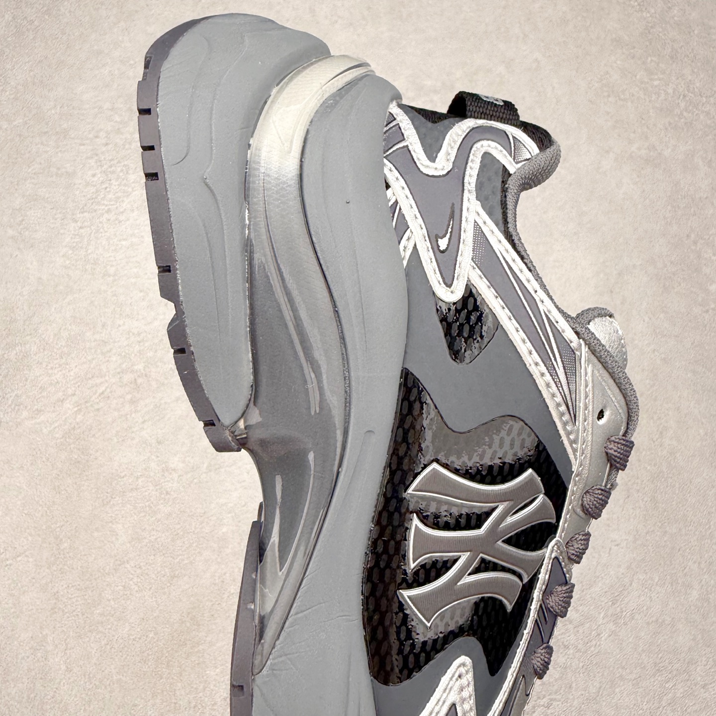 图片[6]-MLB New York Yankees Curve Runner 舒适百搭流浪鞋防滑耐磨低帮跑步鞋 Korea韩国联名NY美国榄球纽约洋基队限定 目前可过轻松秒过各类鉴定 能操作的私聊 韩国代购专供 左脚内置NFC感应 区别市面贴纸假芯片 MLB专用菱形双针中底布 重点细节中底布带注胶孔 原厂NFC感应吊牌 支持鉴定 一个两位数 原盒原标 全套原楦原纸板原厂数据开发 中韩文保养标贴 绿色防霉片 平台代购专供 独家一比一RB+MD组合大底 高频后跟小人Logo精准对位立体饱满 正确网布加超迁鞋面 转印中底走线紧密 转印Logo工艺表层防刮不掉色 尺码：35 36 36.5 37.5 38 38.5 39 40 40.5 41 42 42.5 43 44 44.5 45-选品中心