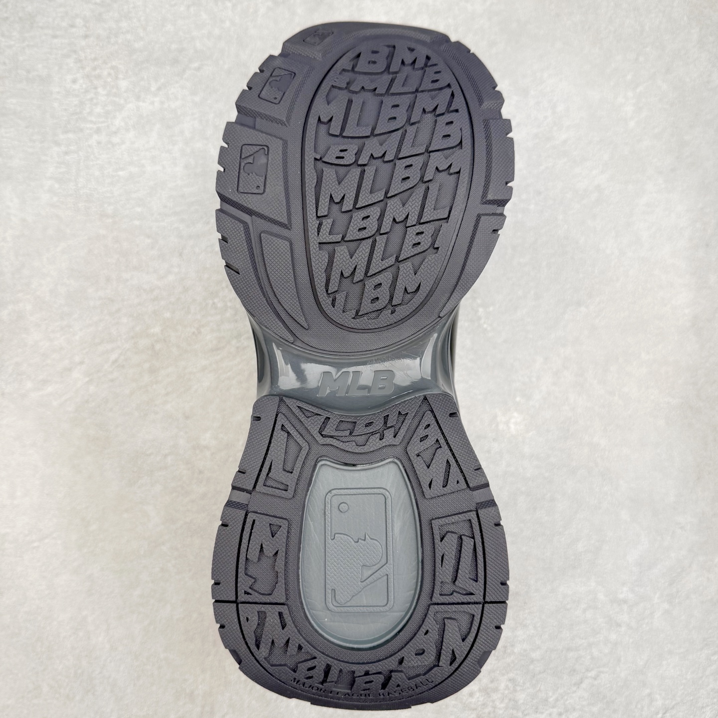 图片[9]-MLB New York Yankees Curve Runner 舒适百搭流浪鞋防滑耐磨低帮跑步鞋 Korea韩国联名NY美国榄球纽约洋基队限定 目前可过轻松秒过各类鉴定 能操作的私聊 韩国代购专供 左脚内置NFC感应 区别市面贴纸假芯片 MLB专用菱形双针中底布 重点细节中底布带注胶孔 原厂NFC感应吊牌 支持鉴定 一个两位数 原盒原标 全套原楦原纸板原厂数据开发 中韩文保养标贴 绿色防霉片 平台代购专供 独家一比一RB+MD组合大底 高频后跟小人Logo精准对位立体饱满 正确网布加超迁鞋面 转印中底走线紧密 转印Logo工艺表层防刮不掉色 尺码：35 36 36.5 37.5 38 38.5 39 40 40.5 41 42 42.5 43 44 44.5 45-选品中心