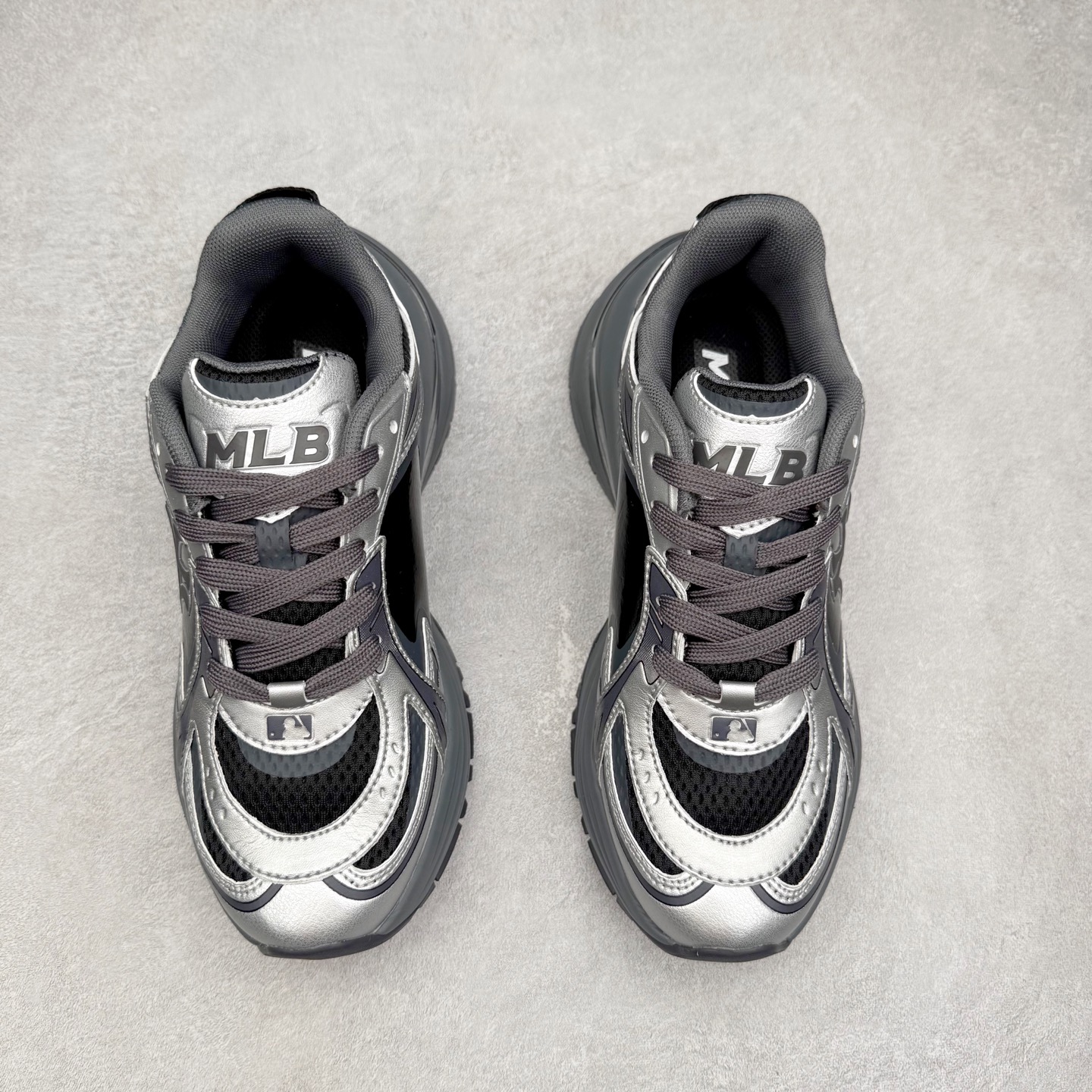 图片[2]-MLB New York Yankees Curve Runner 舒适百搭流浪鞋防滑耐磨低帮跑步鞋 Korea韩国联名NY美国榄球纽约洋基队限定 目前可过轻松秒过各类鉴定 能操作的私聊 韩国代购专供 左脚内置NFC感应 区别市面贴纸假芯片 MLB专用菱形双针中底布 重点细节中底布带注胶孔 原厂NFC感应吊牌 支持鉴定 一个两位数 原盒原标 全套原楦原纸板原厂数据开发 中韩文保养标贴 绿色防霉片 平台代购专供 独家一比一RB+MD组合大底 高频后跟小人Logo精准对位立体饱满 正确网布加超迁鞋面 转印中底走线紧密 转印Logo工艺表层防刮不掉色 尺码：35 36 36.5 37.5 38 38.5 39 40 40.5 41 42 42.5 43 44 44.5 45-选品中心