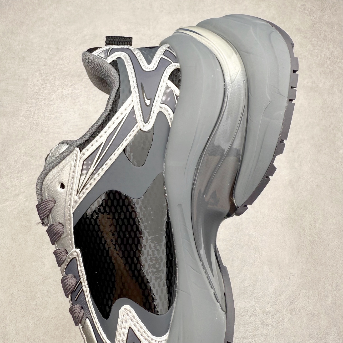 图片[7]-MLB New York Yankees Curve Runner 舒适百搭流浪鞋防滑耐磨低帮跑步鞋 Korea韩国联名NY美国榄球纽约洋基队限定 目前可过轻松秒过各类鉴定 能操作的私聊 韩国代购专供 左脚内置NFC感应 区别市面贴纸假芯片 MLB专用菱形双针中底布 重点细节中底布带注胶孔 原厂NFC感应吊牌 支持鉴定 一个两位数 原盒原标 全套原楦原纸板原厂数据开发 中韩文保养标贴 绿色防霉片 平台代购专供 独家一比一RB+MD组合大底 高频后跟小人Logo精准对位立体饱满 正确网布加超迁鞋面 转印中底走线紧密 转印Logo工艺表层防刮不掉色 尺码：35 36 36.5 37.5 38 38.5 39 40 40.5 41 42 42.5 43 44 44.5 45-选品中心