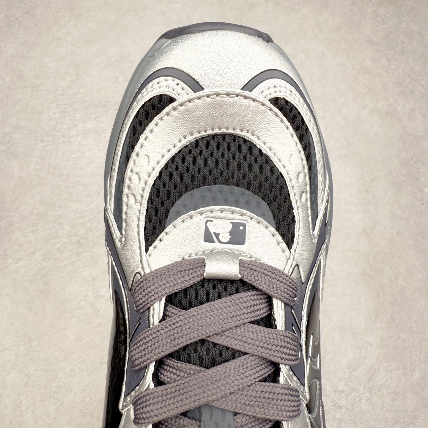 图片[4]-MLB New York Yankees Curve Runner 舒适百搭流浪鞋防滑耐磨低帮跑步鞋 Korea韩国联名NY美国榄球纽约洋基队限定 目前可过轻松秒过各类鉴定 能操作的私聊 韩国代购专供 左脚内置NFC感应 区别市面贴纸假芯片 MLB专用菱形双针中底布 重点细节中底布带注胶孔 原厂NFC感应吊牌 支持鉴定 一个两位数 原盒原标 全套原楦原纸板原厂数据开发 中韩文保养标贴 绿色防霉片 平台代购专供 独家一比一RB+MD组合大底 高频后跟小人Logo精准对位立体饱满 正确网布加超迁鞋面 转印中底走线紧密 转印Logo工艺表层防刮不掉色 尺码：35 36 36.5 37.5 38 38.5 39 40 40.5 41 42 42.5 43 44 44.5 45-选品中心