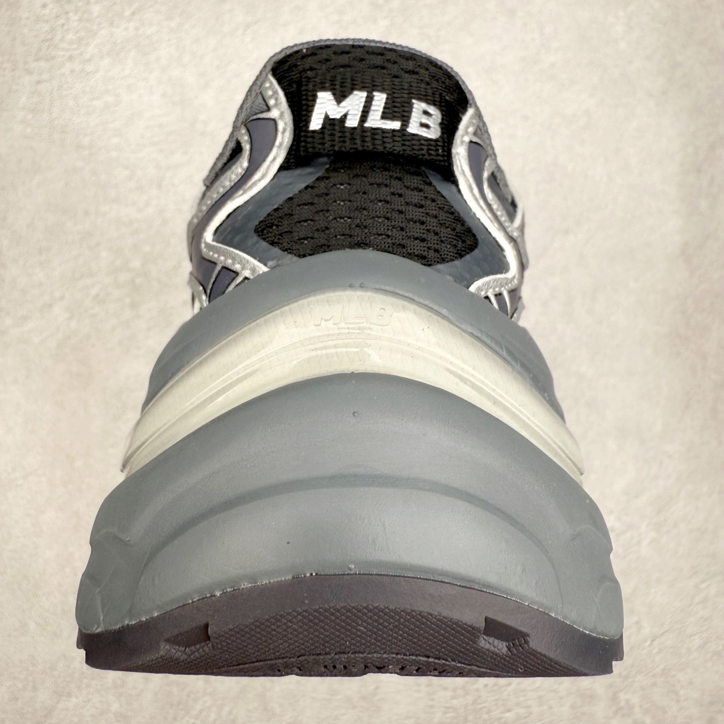 图片[8]-MLB New York Yankees Curve Runner 舒适百搭流浪鞋防滑耐磨低帮跑步鞋 Korea韩国联名NY美国榄球纽约洋基队限定 目前可过轻松秒过各类鉴定 能操作的私聊 韩国代购专供 左脚内置NFC感应 区别市面贴纸假芯片 MLB专用菱形双针中底布 重点细节中底布带注胶孔 原厂NFC感应吊牌 支持鉴定 一个两位数 原盒原标 全套原楦原纸板原厂数据开发 中韩文保养标贴 绿色防霉片 平台代购专供 独家一比一RB+MD组合大底 高频后跟小人Logo精准对位立体饱满 正确网布加超迁鞋面 转印中底走线紧密 转印Logo工艺表层防刮不掉色 尺码：35 36 36.5 37.5 38 38.5 39 40 40.5 41 42 42.5 43 44 44.5 45-选品中心