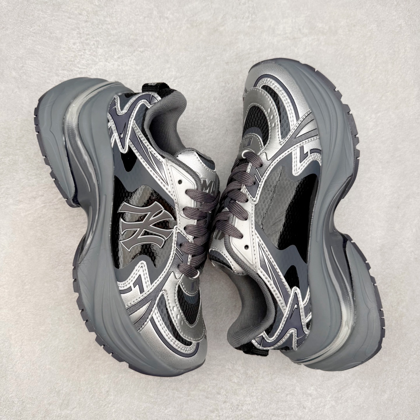 图片[3]-MLB New York Yankees Curve Runner 舒适百搭流浪鞋防滑耐磨低帮跑步鞋 Korea韩国联名NY美国榄球纽约洋基队限定 目前可过轻松秒过各类鉴定 能操作的私聊 韩国代购专供 左脚内置NFC感应 区别市面贴纸假芯片 MLB专用菱形双针中底布 重点细节中底布带注胶孔 原厂NFC感应吊牌 支持鉴定 一个两位数 原盒原标 全套原楦原纸板原厂数据开发 中韩文保养标贴 绿色防霉片 平台代购专供 独家一比一RB+MD组合大底 高频后跟小人Logo精准对位立体饱满 正确网布加超迁鞋面 转印中底走线紧密 转印Logo工艺表层防刮不掉色 尺码：35 36 36.5 37.5 38 38.5 39 40 40.5 41 42 42.5 43 44 44.5 45-选品中心