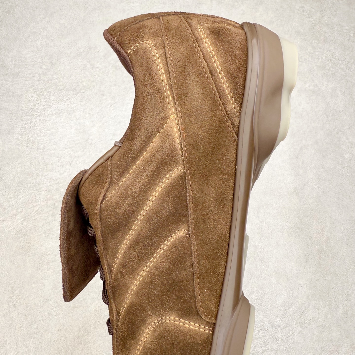 图片[7]-＃纯原 LOUIS VUITTON Footprint Soccer LV 皮革 2025春夏男士系列圆头系带低帮生活休闲鞋 2025春夏系列时装展中亮相，是Pharrell Williams 首次以足球鞋为灵感设计的运动鞋。鞋款的灵感来自跨越世代和文化的足球运动，呼应2025春夏系列时装展团结一致、全民参与的主题。鞋款以流丽的设计著称，侧面以富动感的IV Initials标志点缀，鞋舌缀有灵感来自足球队伍的Lvers United徽章，而脚掌纹橡胶鞋底饰有多款路易威登标志 时髦休闲穿搭 时尚界的弄潮儿 实拍调校N版已经零色差零失真 百分百还原实物色彩所见即所得 不存在货不对板色差等低级问题 选购参考实物拍摄 不混卖不参货 只用心做好货严格选品 承诺混一赔十 尺码：36 37 38 39 40 41 42 43 44 45 46-选品中心