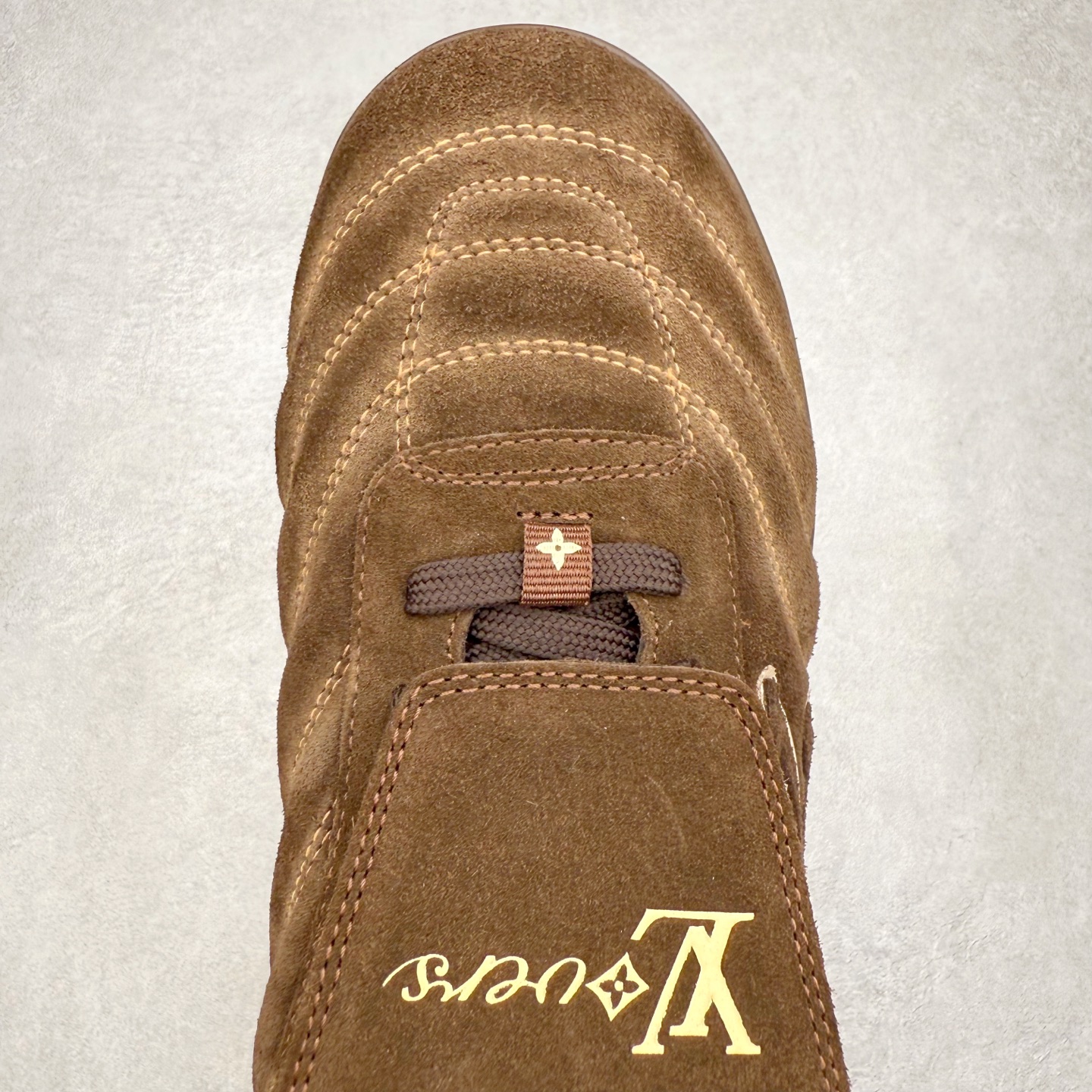 图片[4]-＃纯原 LOUIS VUITTON Footprint Soccer LV 皮革 2025春夏男士系列圆头系带低帮生活休闲鞋 2025春夏系列时装展中亮相，是Pharrell Williams 首次以足球鞋为灵感设计的运动鞋。鞋款的灵感来自跨越世代和文化的足球运动，呼应2025春夏系列时装展团结一致、全民参与的主题。鞋款以流丽的设计著称，侧面以富动感的IV Initials标志点缀，鞋舌缀有灵感来自足球队伍的Lvers United徽章，而脚掌纹橡胶鞋底饰有多款路易威登标志 时髦休闲穿搭 时尚界的弄潮儿 实拍调校N版已经零色差零失真 百分百还原实物色彩所见即所得 不存在货不对板色差等低级问题 选购参考实物拍摄 不混卖不参货 只用心做好货严格选品 承诺混一赔十 尺码：36 37 38 39 40 41 42 43 44 45 46-选品中心